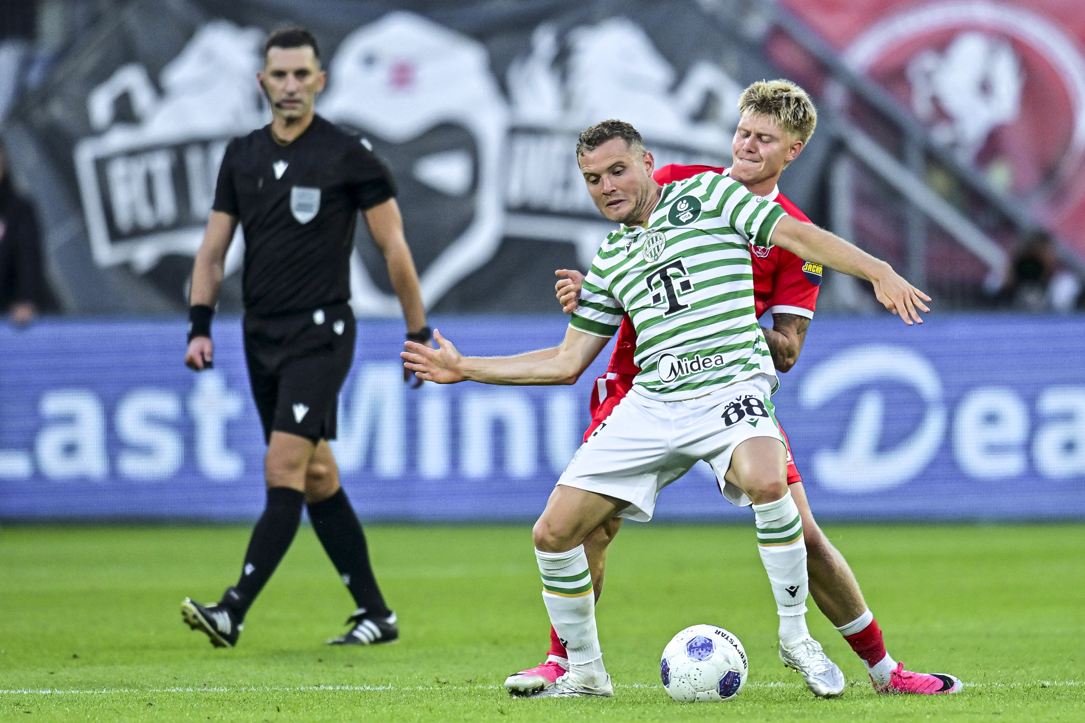Kristian Hlynsson in duel met Philippe Rommens van Ferencváros