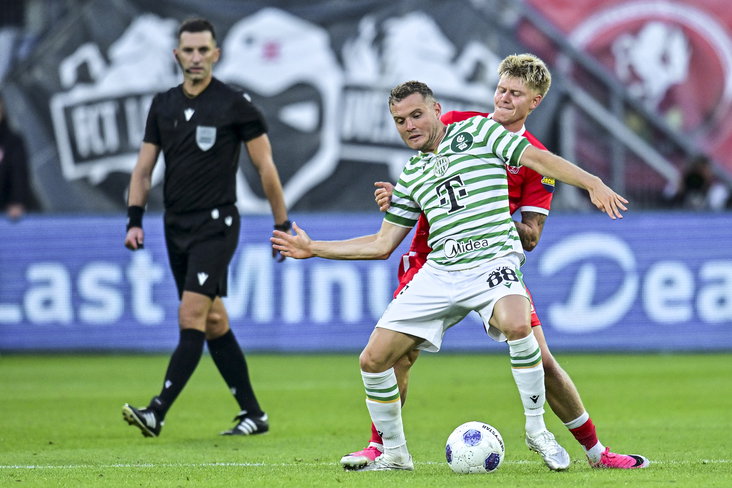 Kristian Hlynsson in duel met Philippe Rommens van Ferencváros