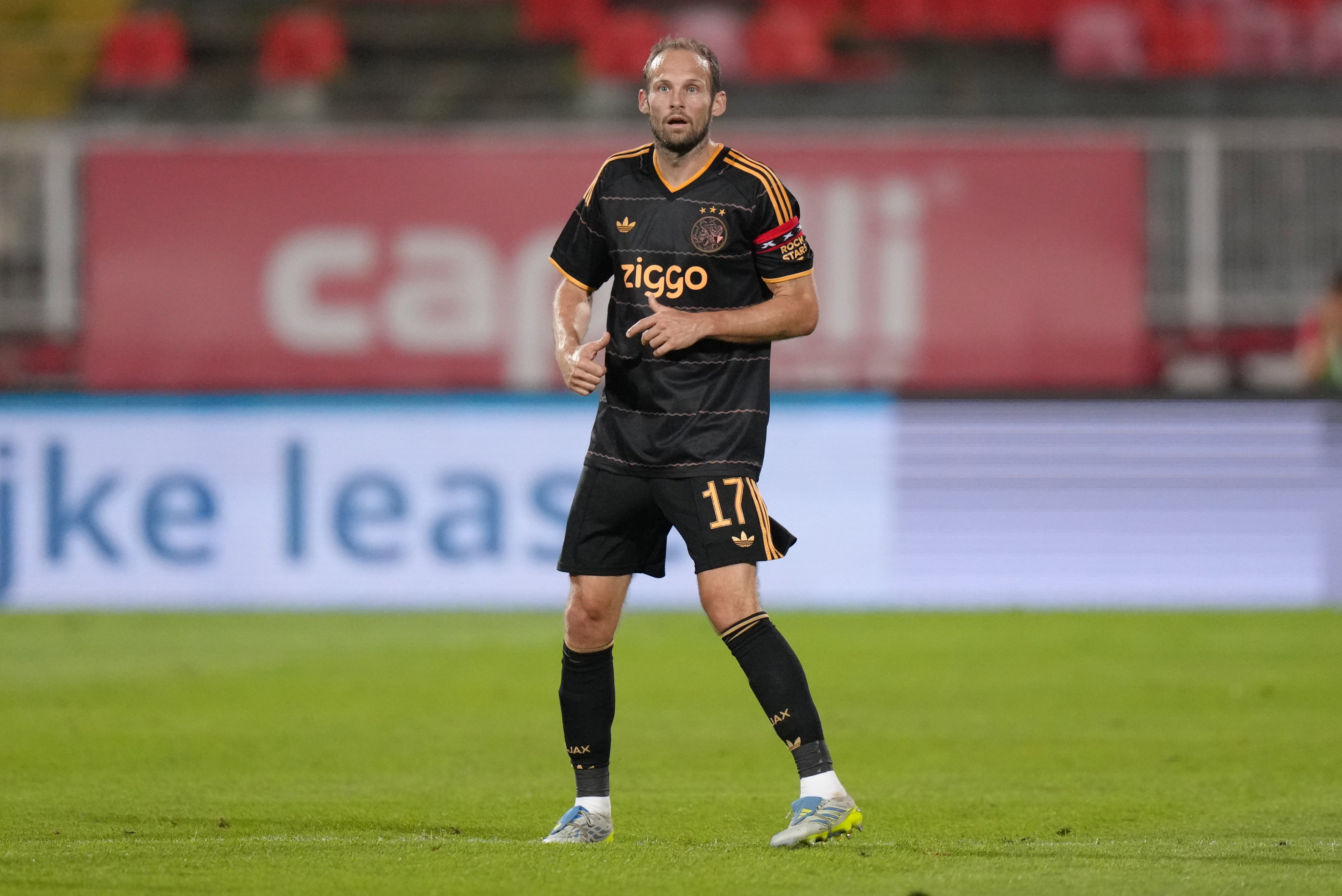 Daley Blind met de aanvoerdersband