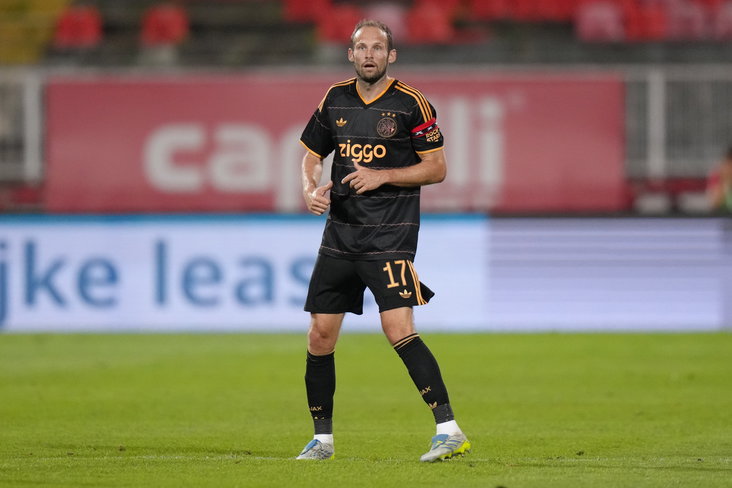 Daley Blind met de aanvoerdersband