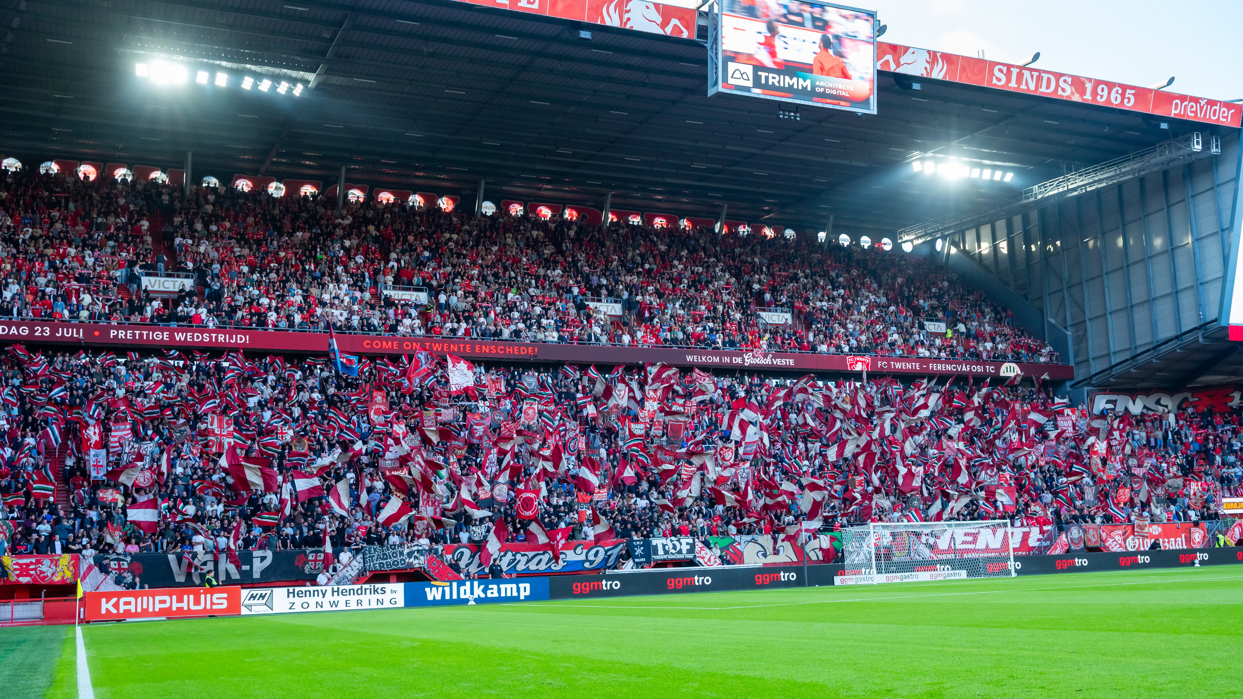 FC Twente-supporters voor het duel tegen Ferencváros