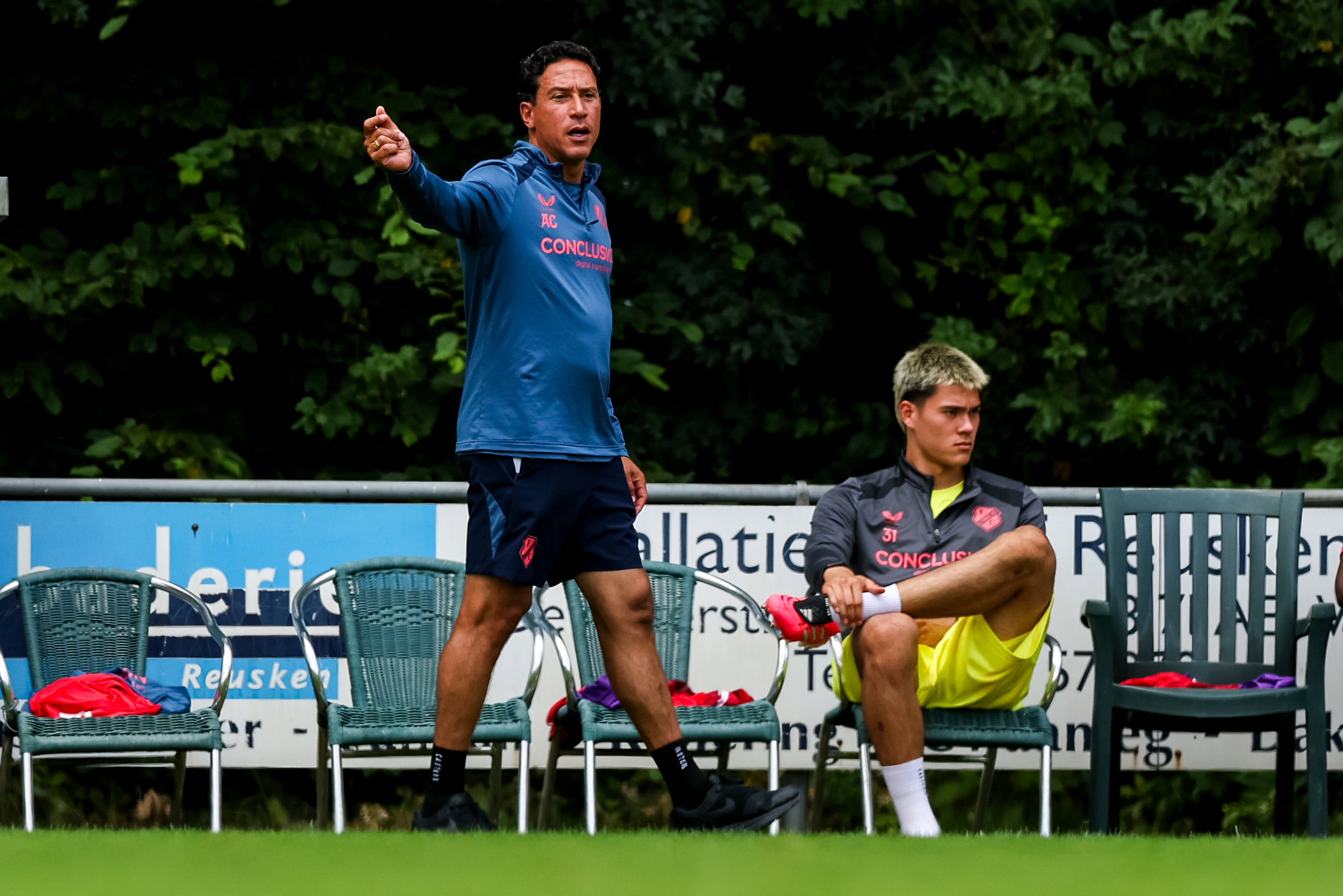 Anthony Correia coachend langs de lijn