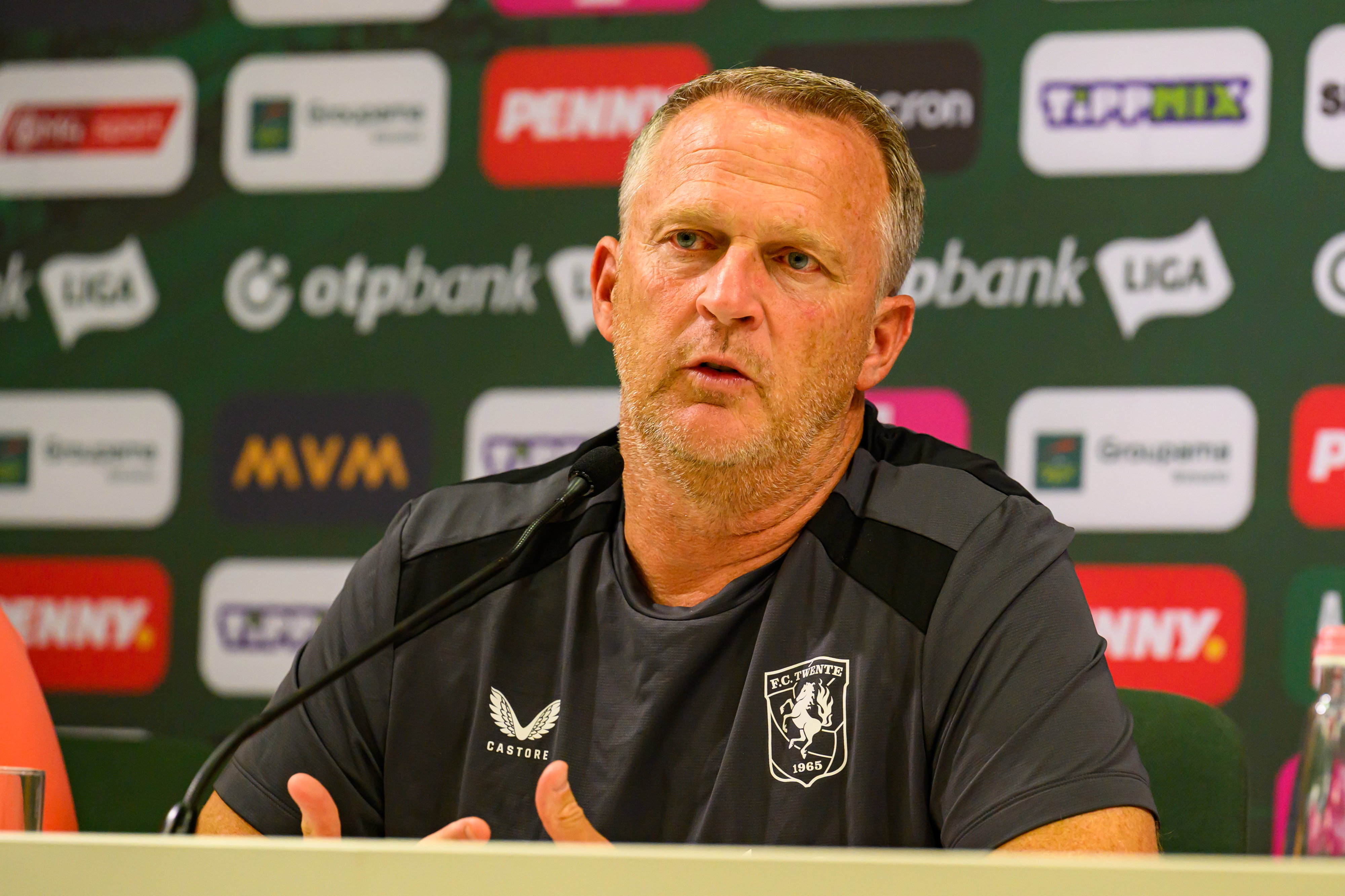 John van den Brom op de persconferentie