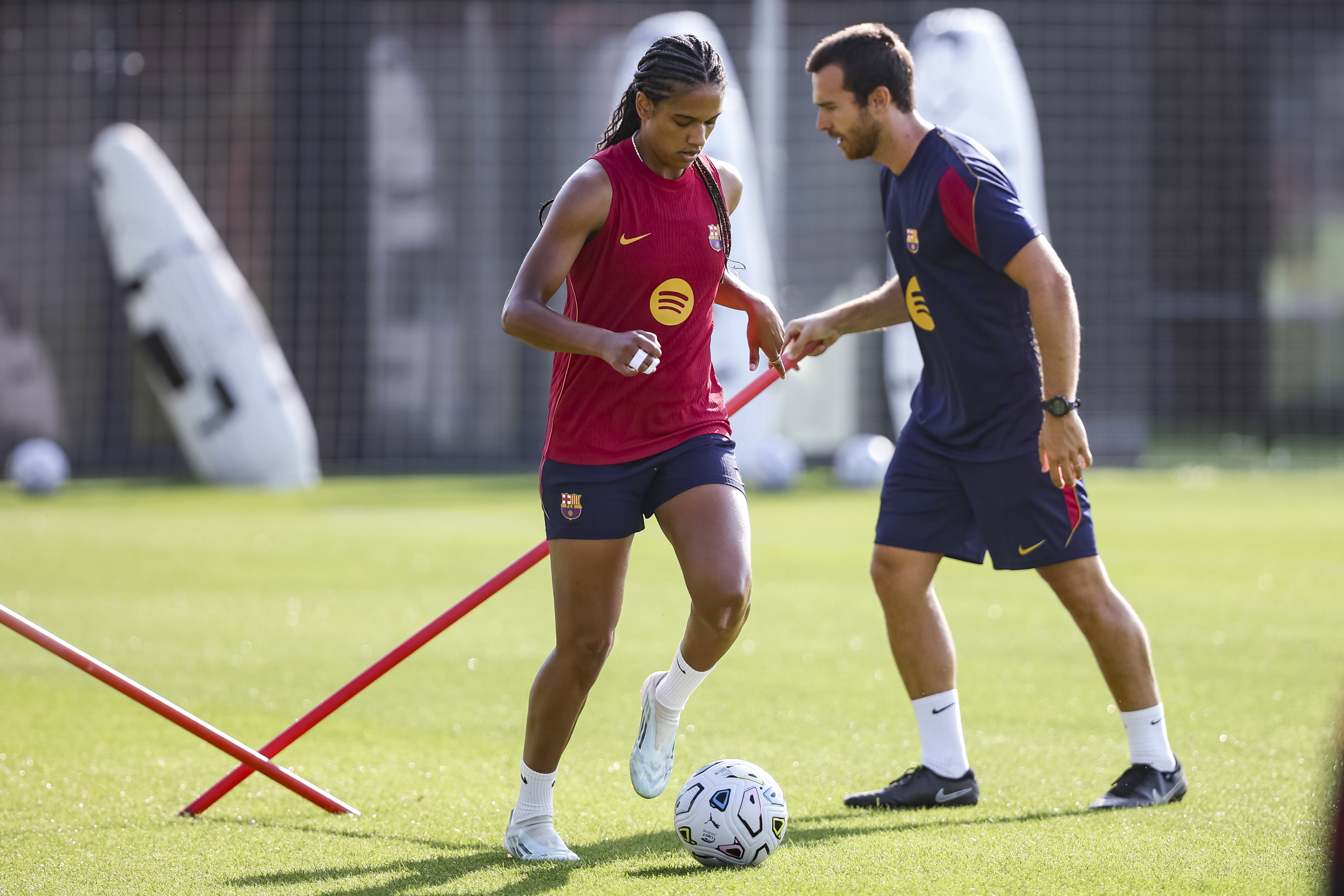 Esmee Brugts op het trainingsveld bij FC Barcelona