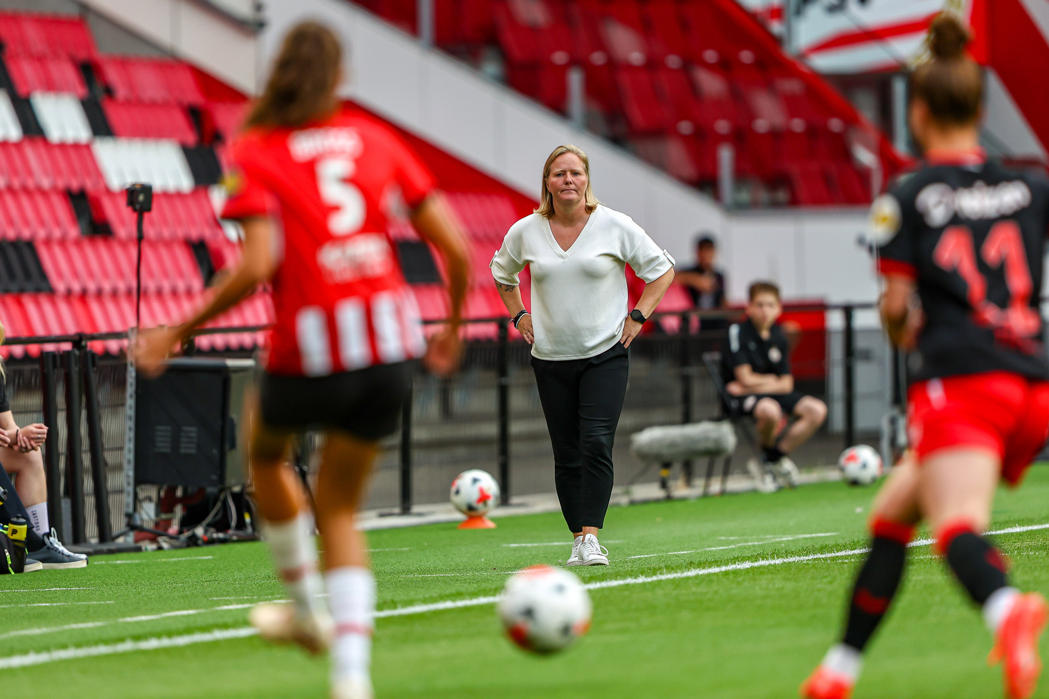 Corina Dekker langs de lijn bij PSV - FC Twente