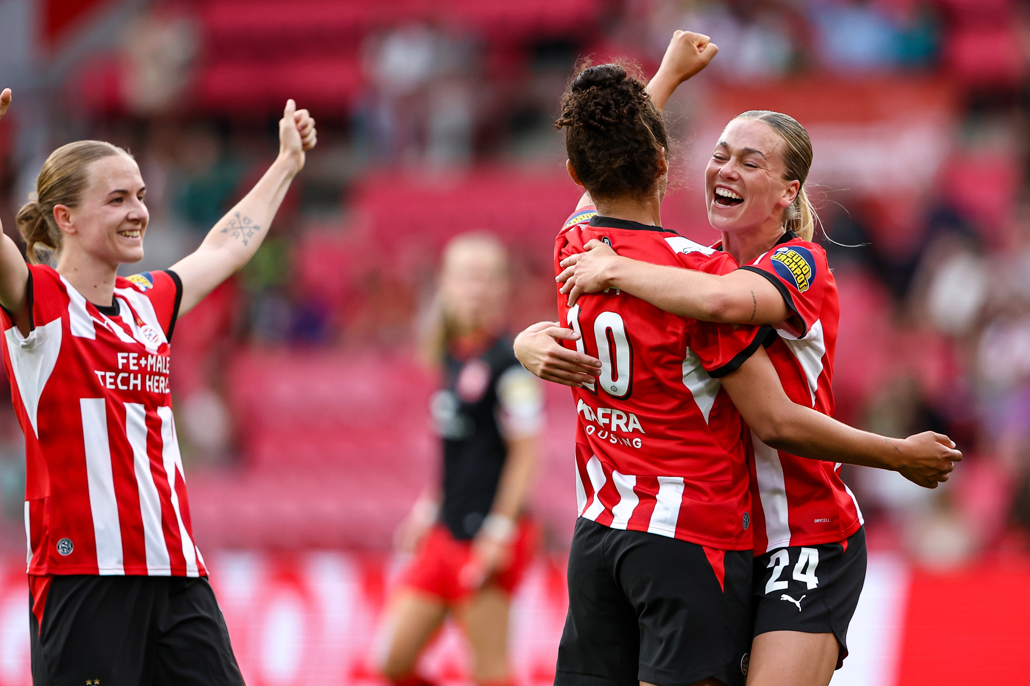 PSV juicht na een doelpunt in het Philips Stadion