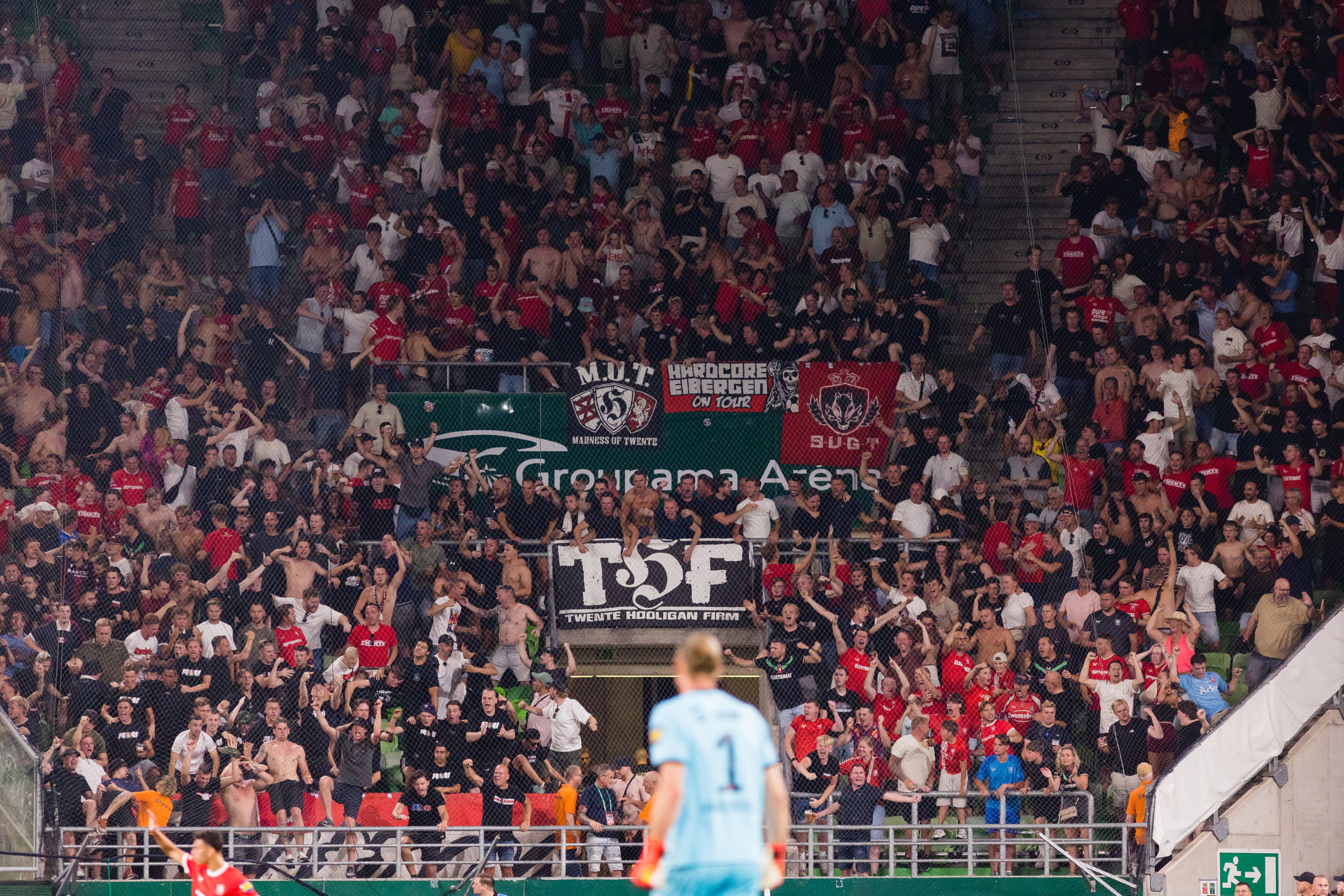 FC Twente-supporters in het uitvak bij Ferencváros