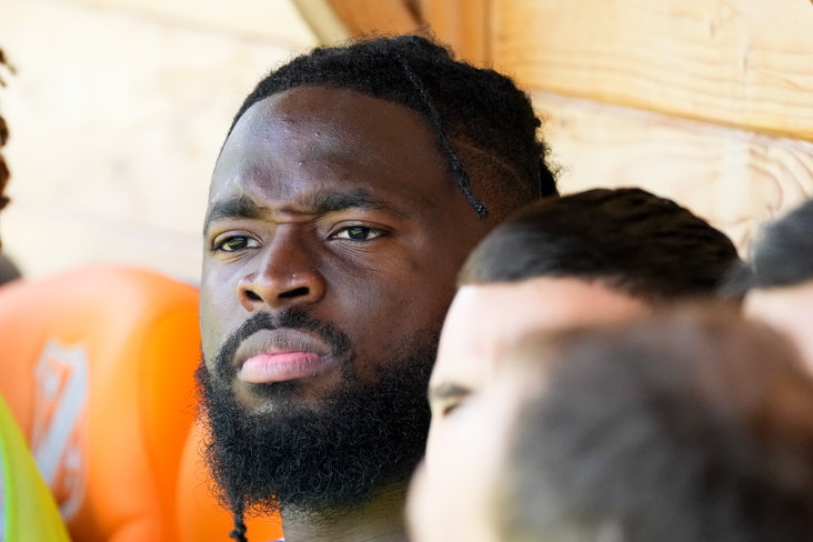 Tolu Arokadare op de bank bij Ajax