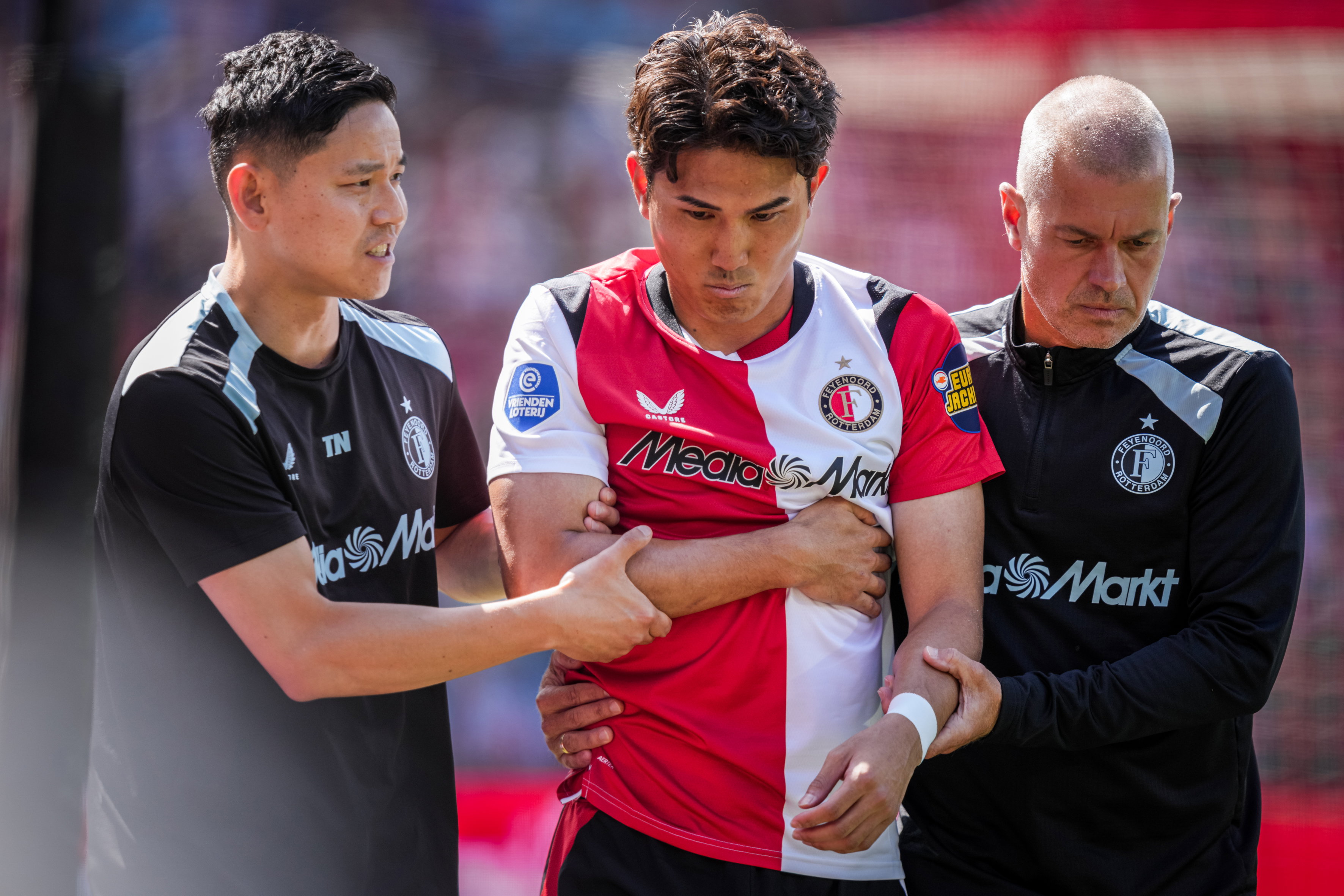 Tsuyoshi Watanabe verlaat geblesseerd het veld