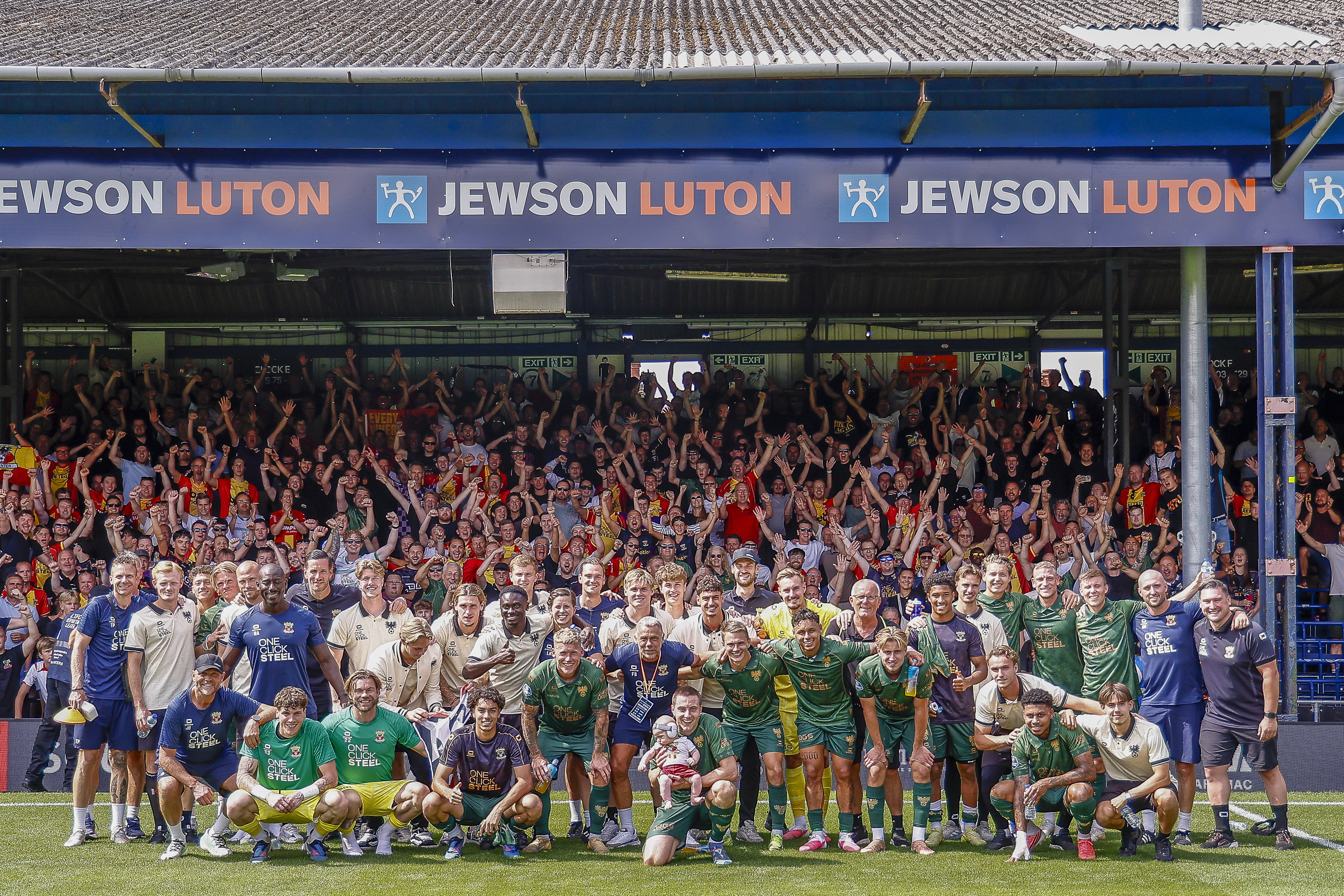 De selectie van Go Ahead Eagles voor het uitvak in Luton