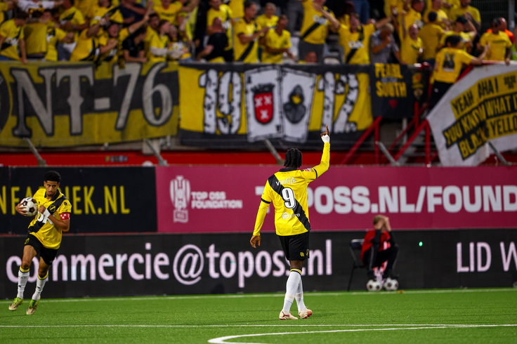 Moussa Soumano viert zijn doelpunt voor NAC Breda