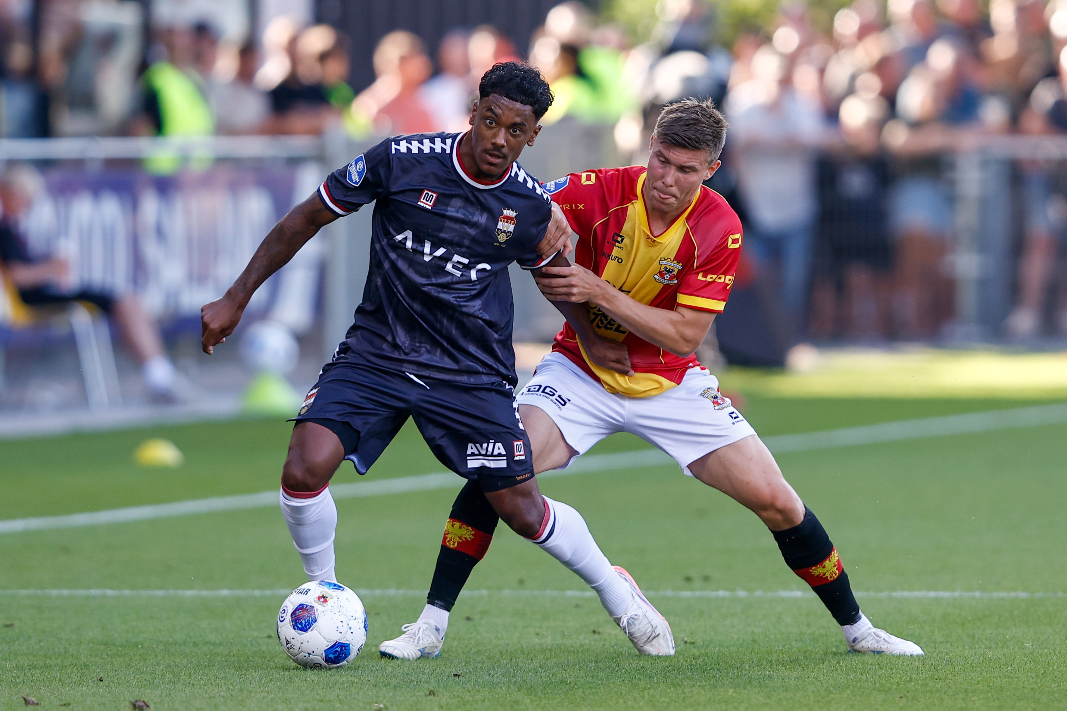 Jaden Slory in actie tegen Go Ahead Eagles
