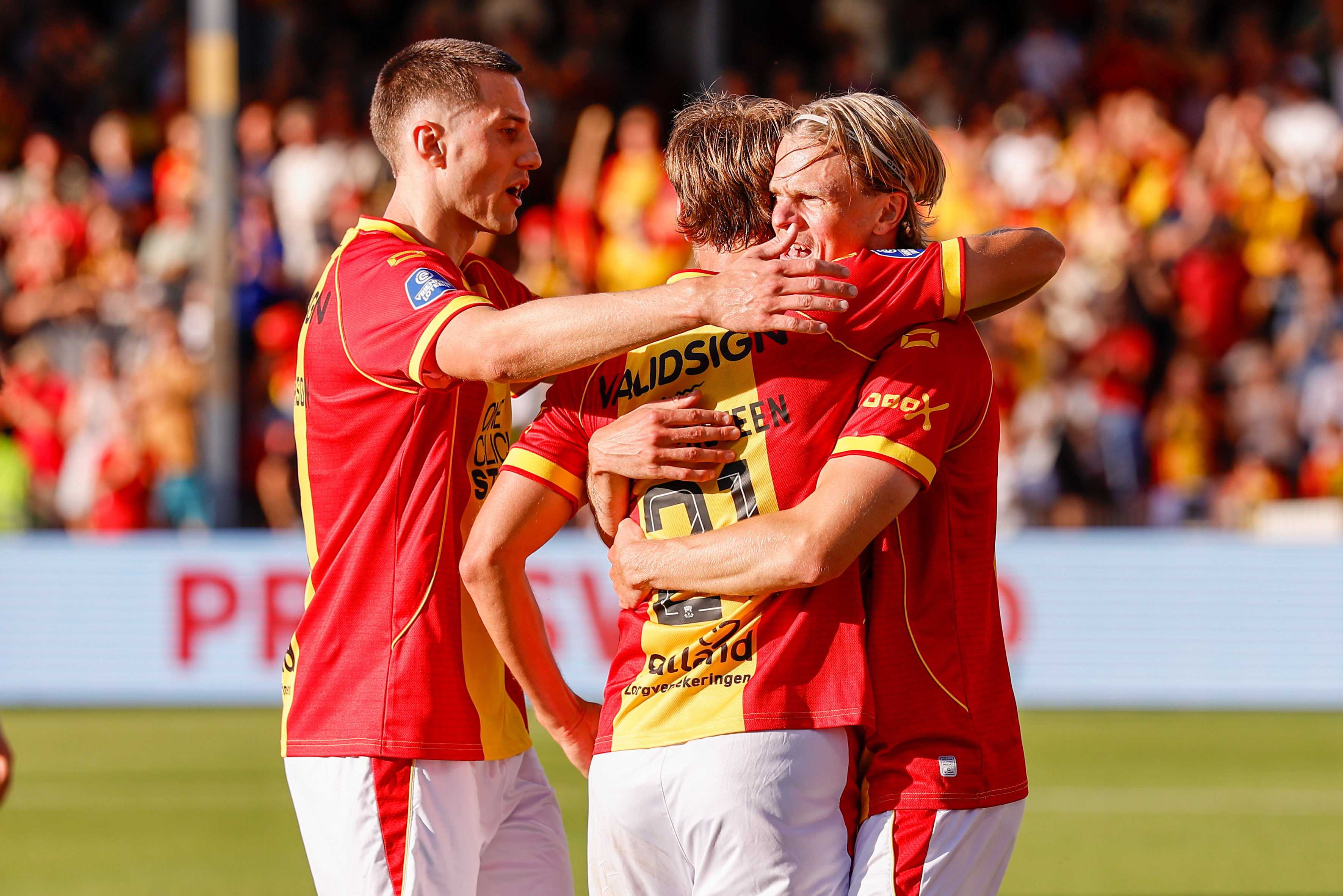 Go Ahead Eagles viert een treffer tegen Willem II