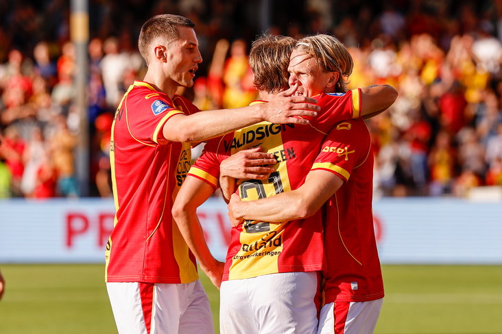 Go Ahead Eagles viert een treffer tegen Willem II