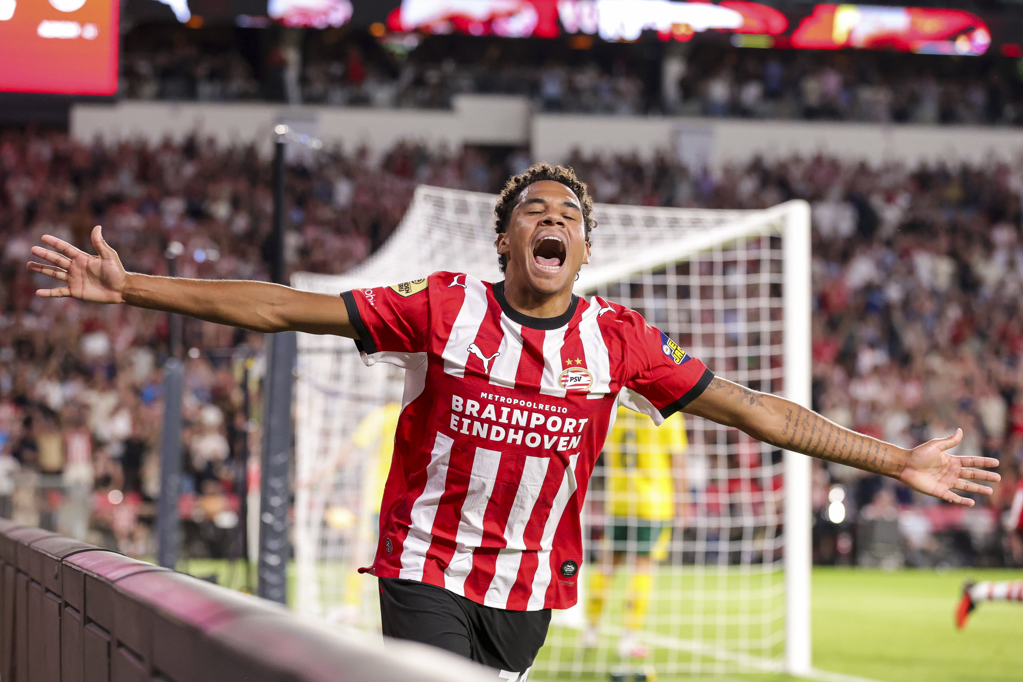 Noah Fernandez viert zijn goal tegen Fortuna