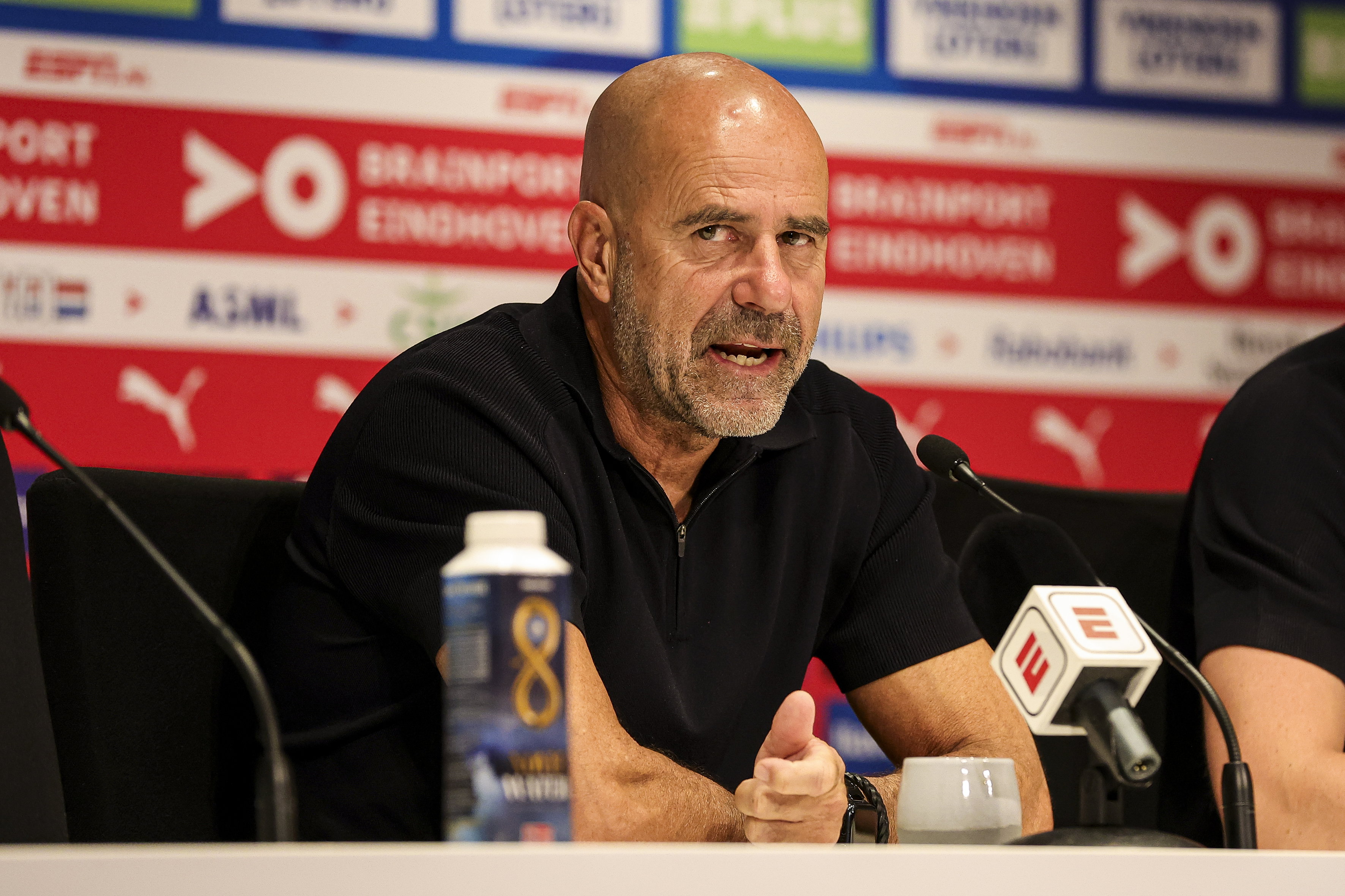 Peter Bosz op de persconferentie na Fortuna-thuis