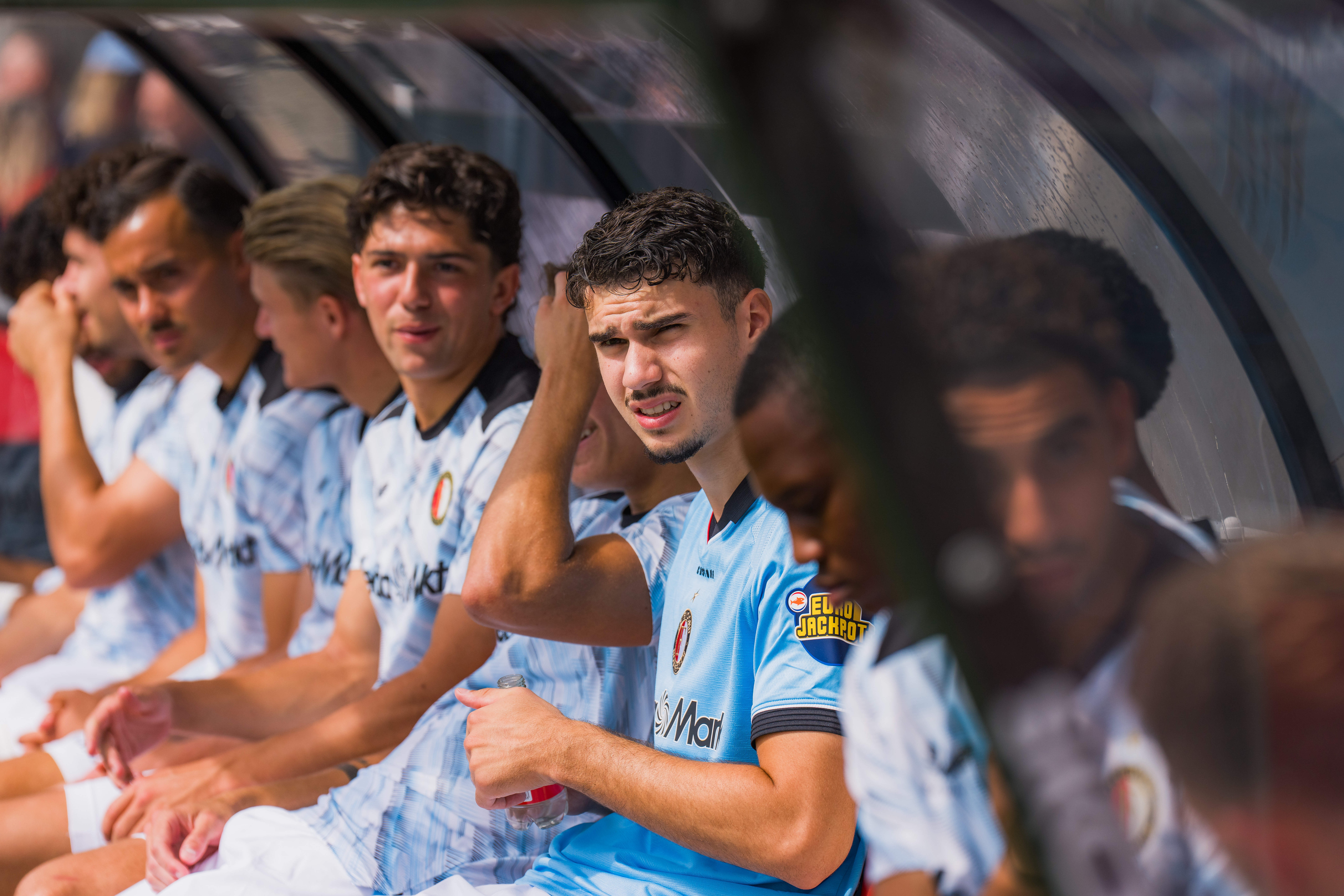 Neraysho Kasanwirjo op de bank bij Feyenoord