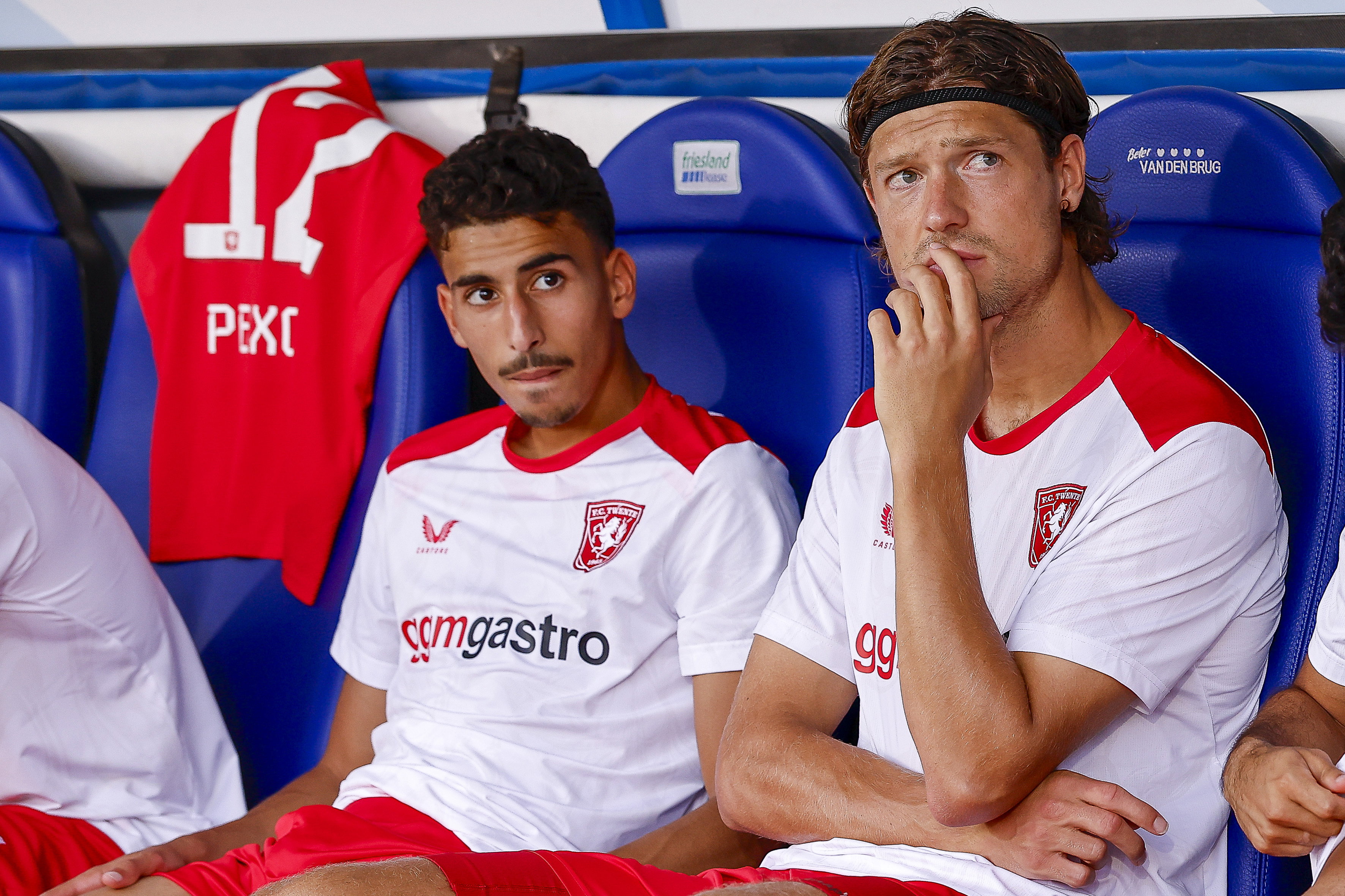 Younes Taha en Sam Lammers op de bank