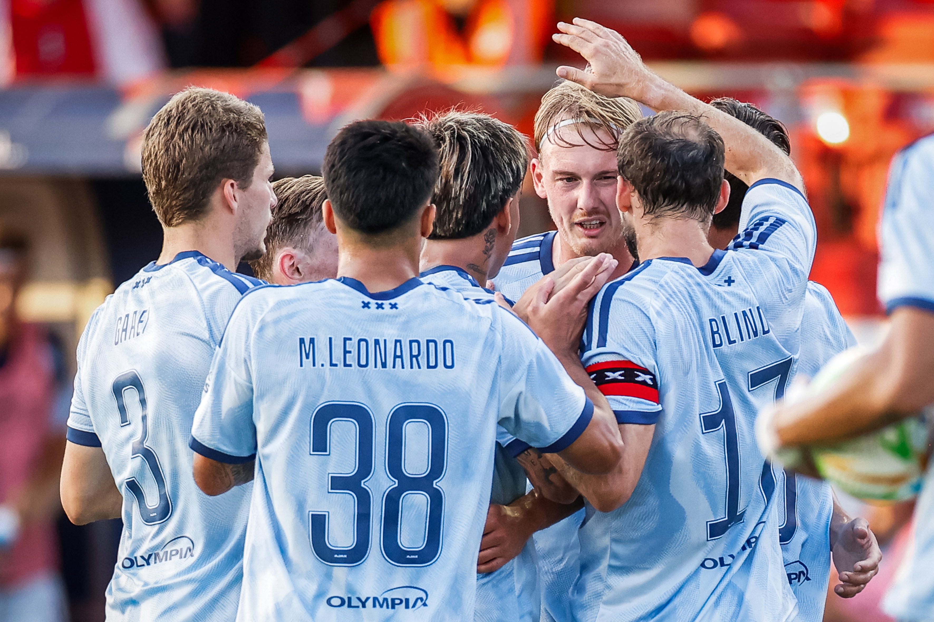 Julian Brandt scoort de openingstreffer namens Ajax