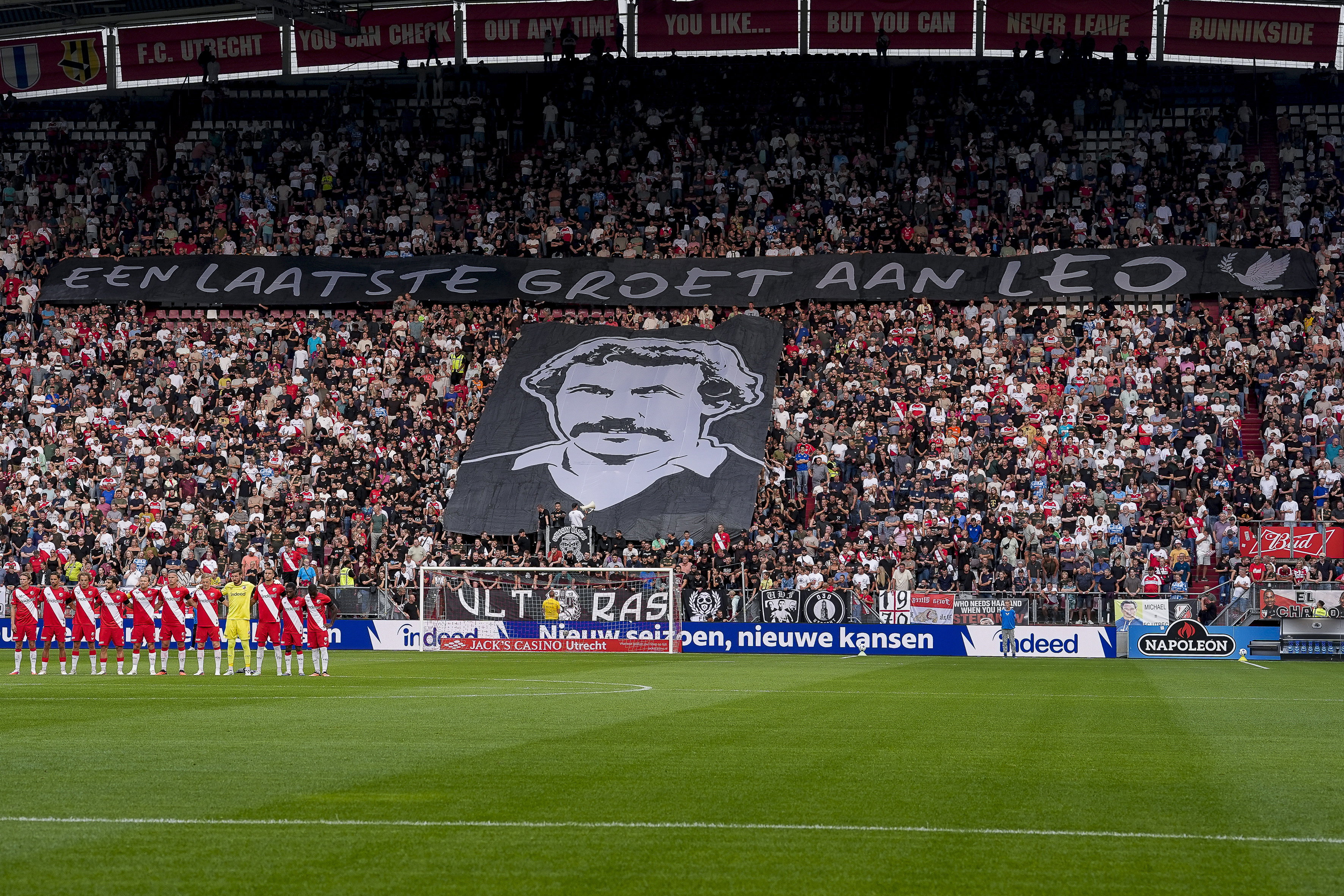 De spelers van FC Utrecht bij de minuut stilte voor Leo van Veen