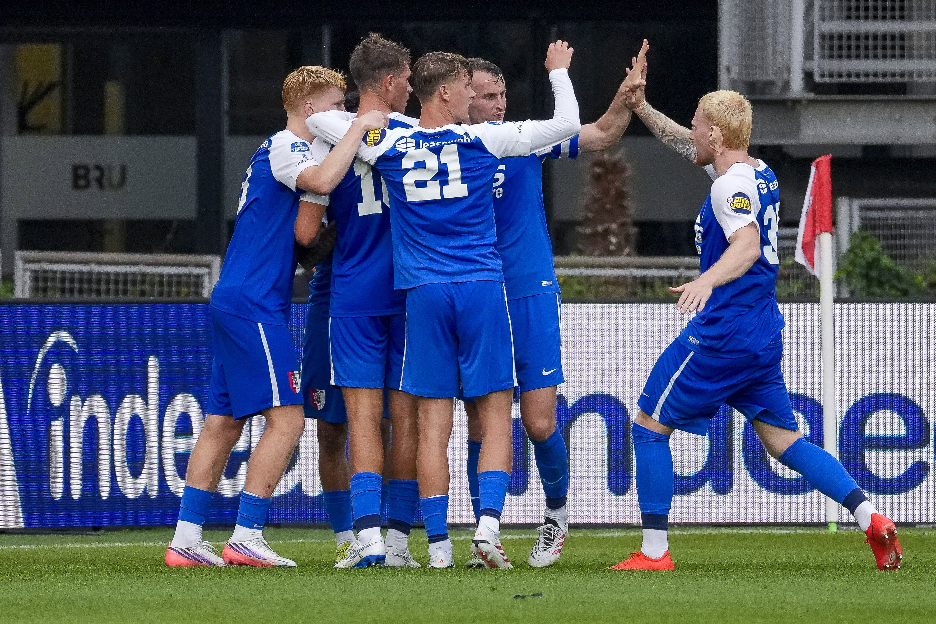 AZ juicht na de goal van Peer Koopmeiners