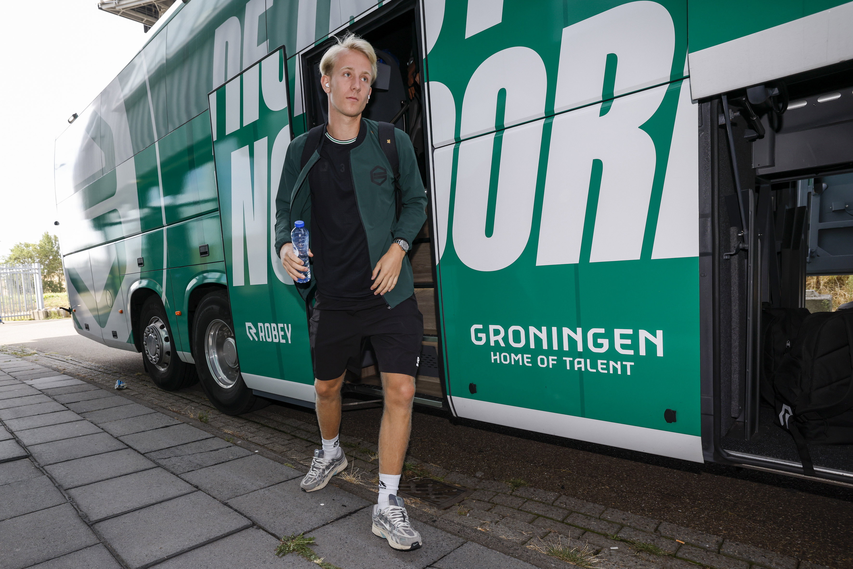 Thijmen Blokzijl stapt uit de bus
