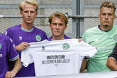 Spelers van FC Groningen met een shirt voor Mats Seuntjens