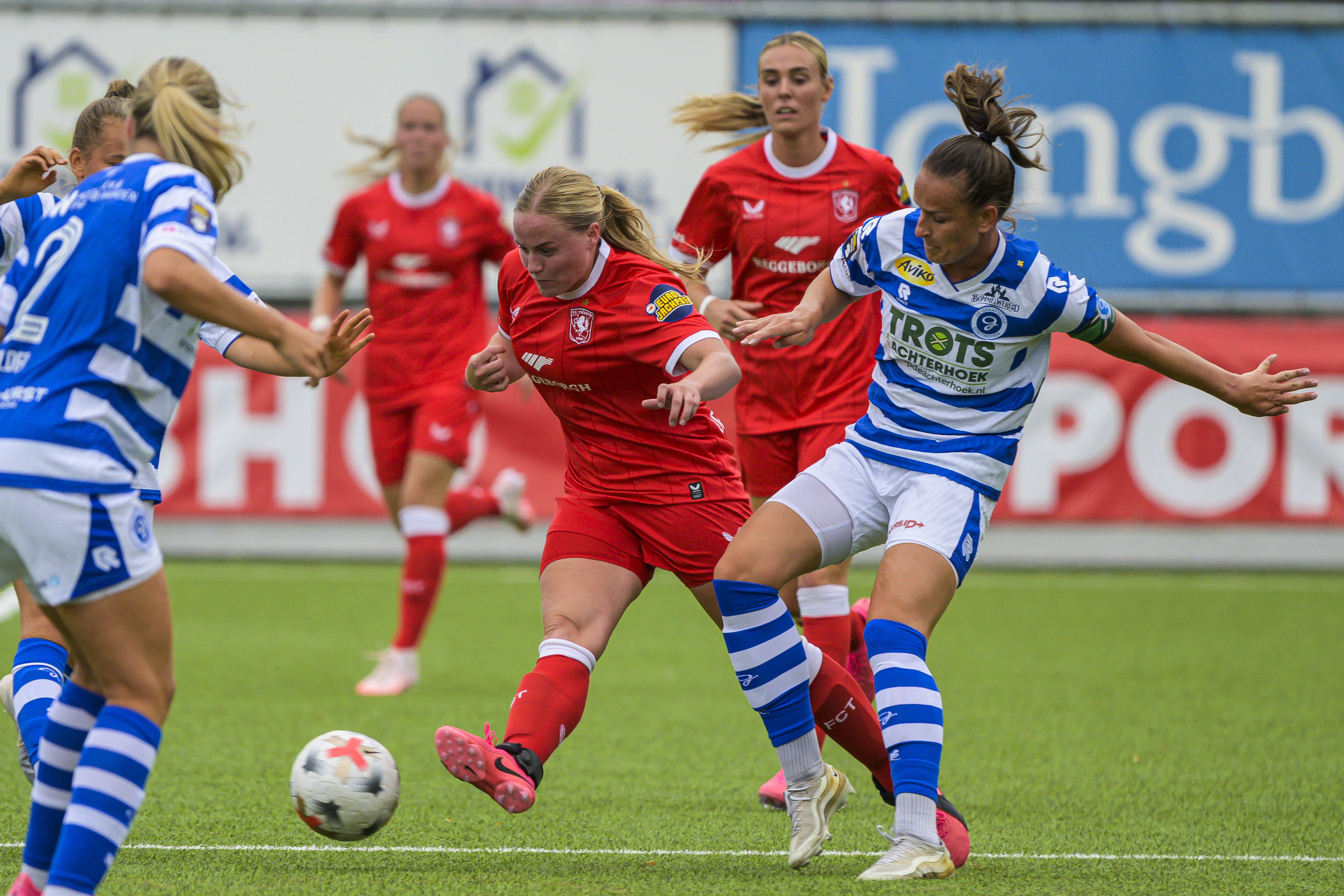 Imre van der Vegt (FC Twente) en Bente Jansen (De Graafschap)