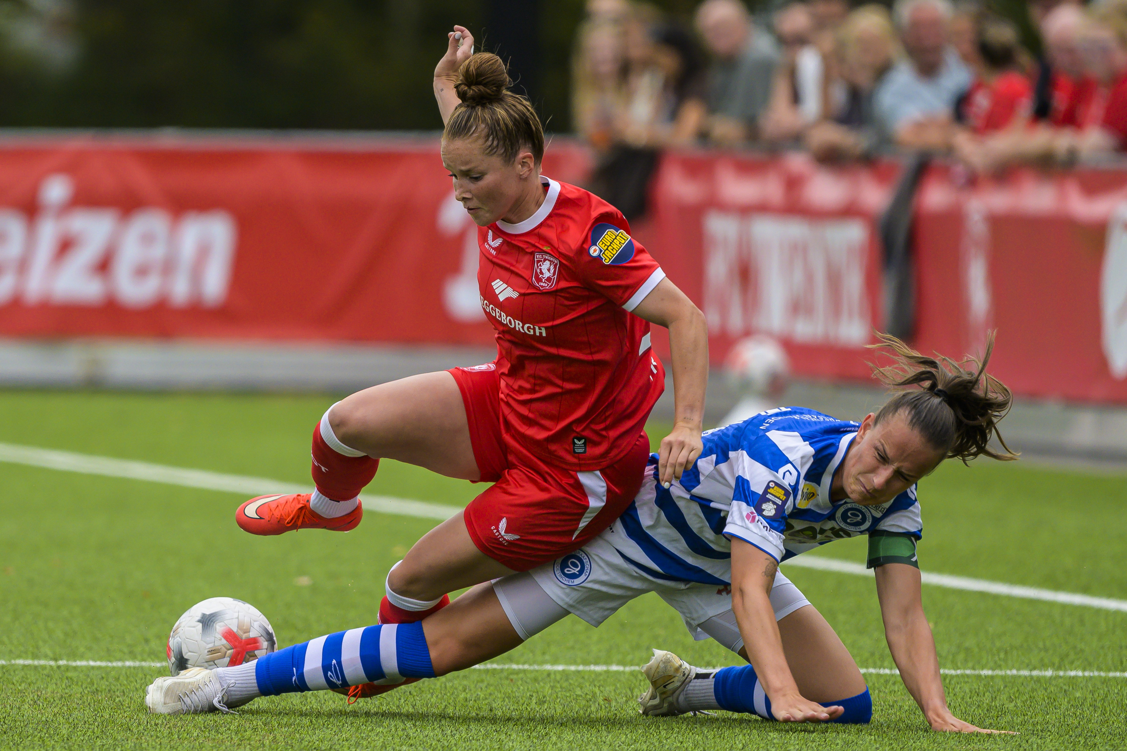 Bente Jansen (De Graafschap) tackelt Nikita Tromp (FC Twente)
