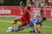 Bente Jansen (De Graafschap) tackelt Nikita Tromp (FC Twente)