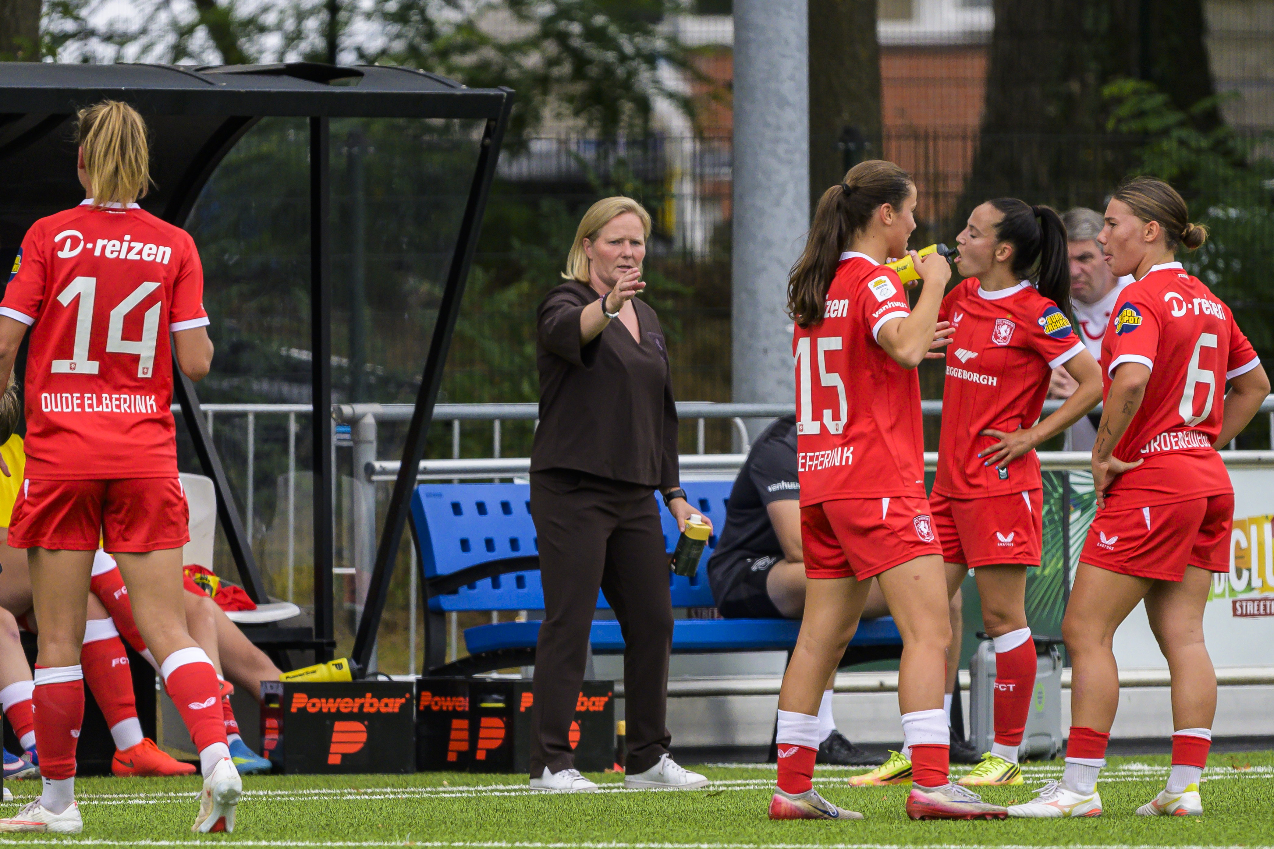 Corina Dekker geeft instructies