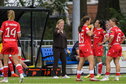 Corina Dekker geeft instructies