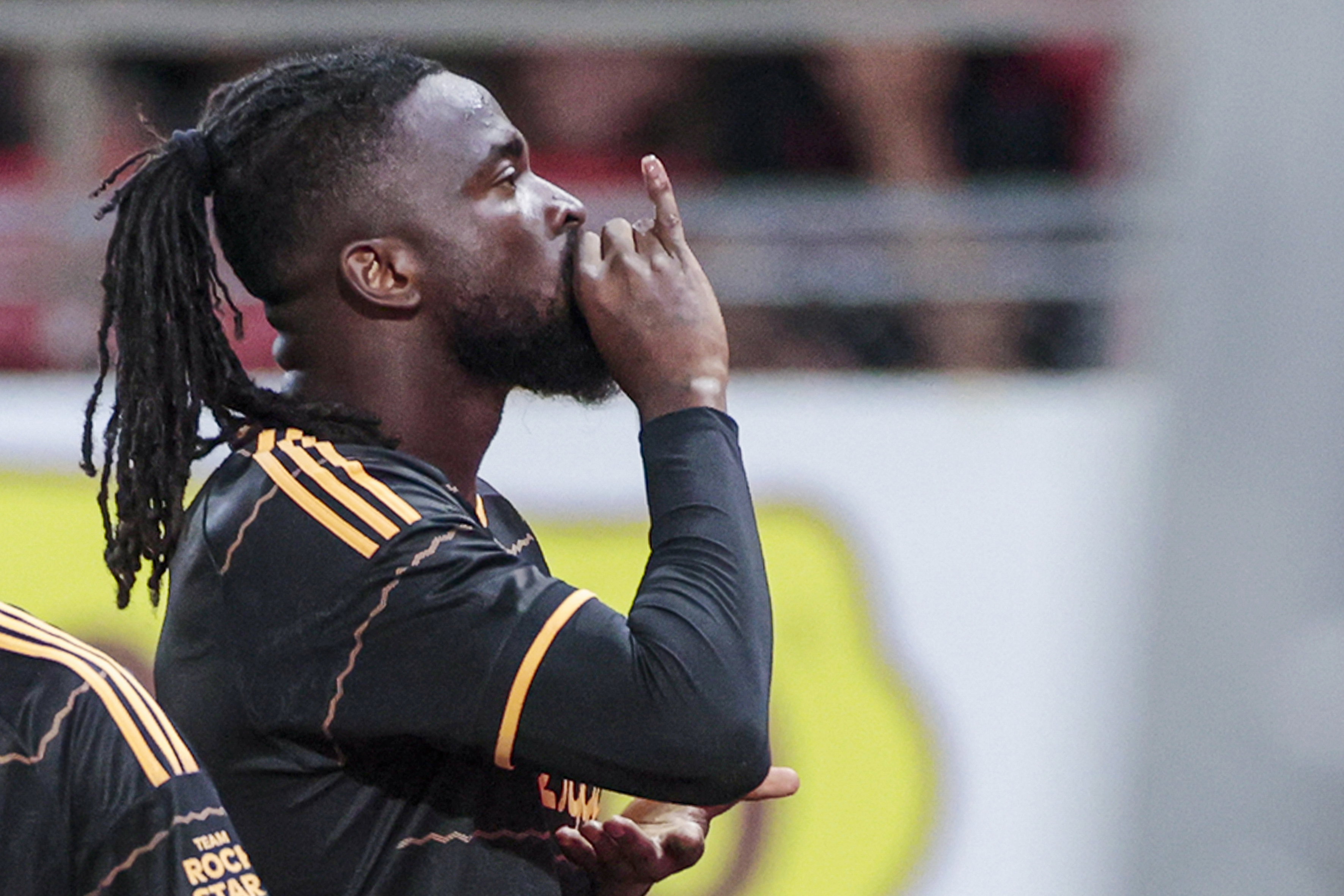 Tolu Arokodare viert een doelpunt voor Ajax