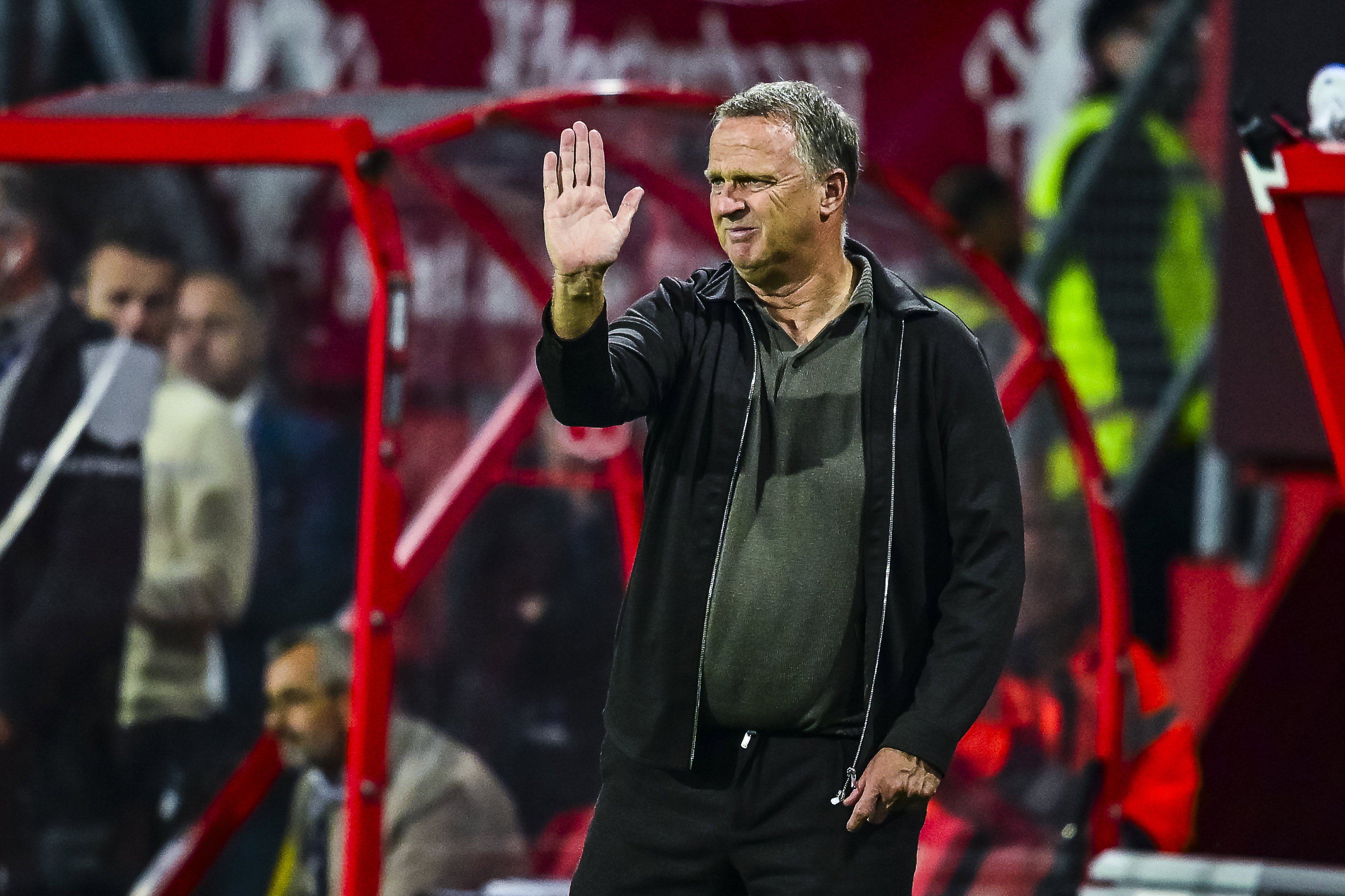 John van den Brom coachend tegen Qarabag