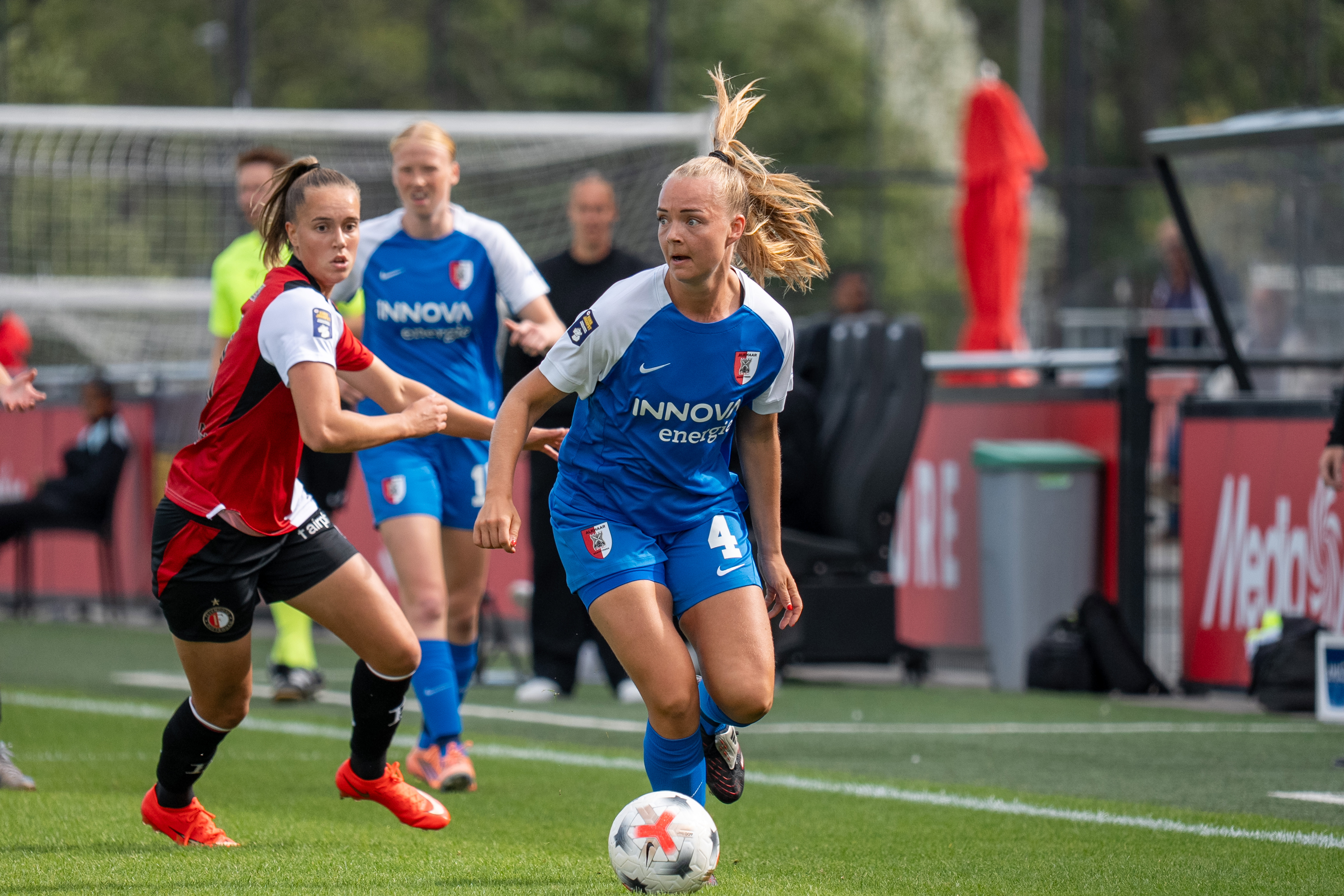 Sterre Kroezen (Feyenoord) en Amber Verspaget (AZ)