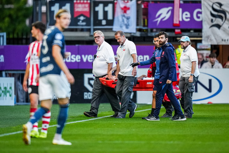 Kevin Paredes gaat per brancard van het veld