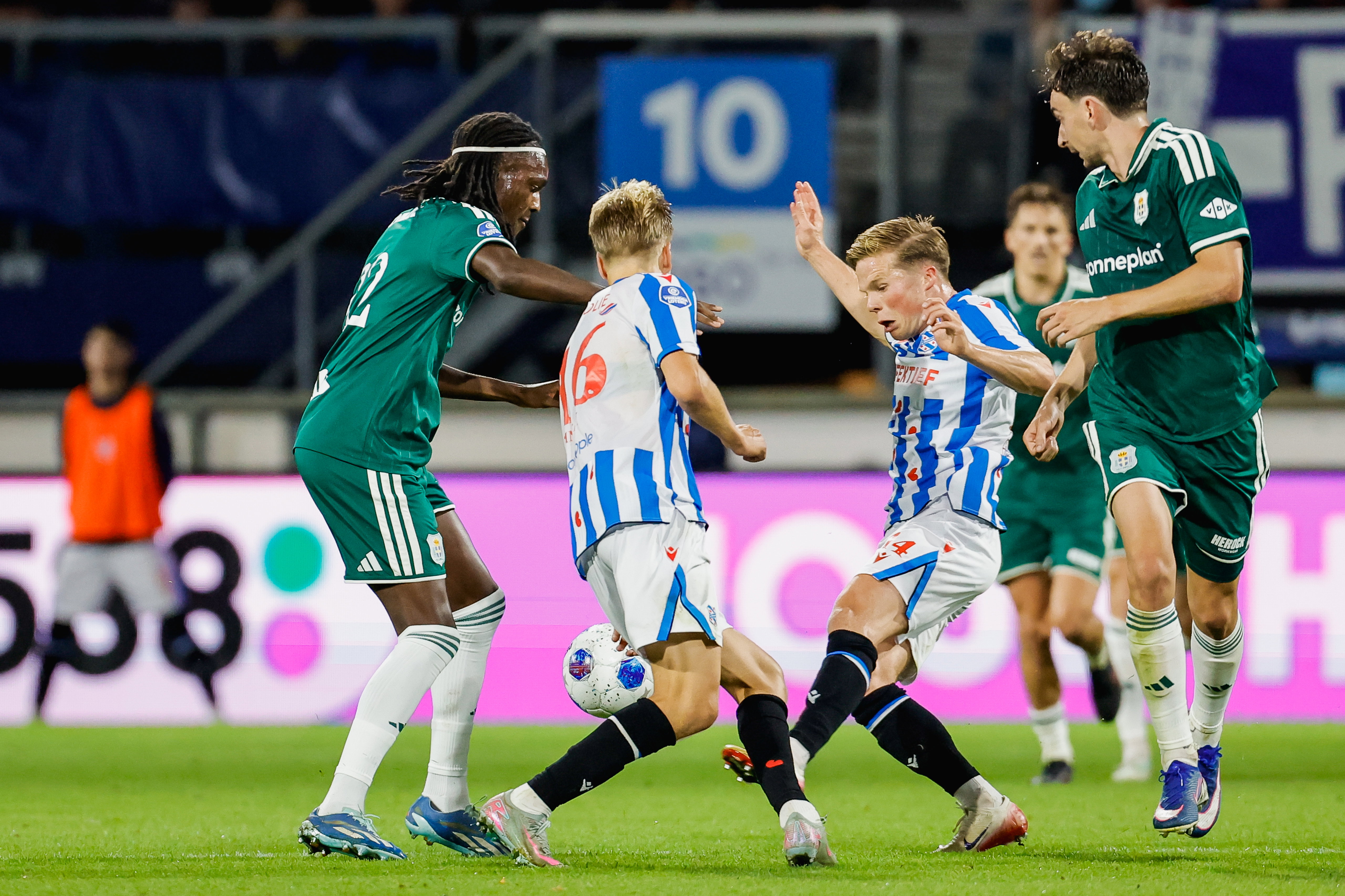 Levi Smans dankt SC Heerenveen-supporters: 