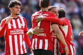 Sergiño Dest viert zijn treffer met assistgever Ruben van Bommel