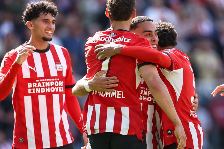 Sergiño Dest viert zijn treffer met assistgever Ruben van Bommel