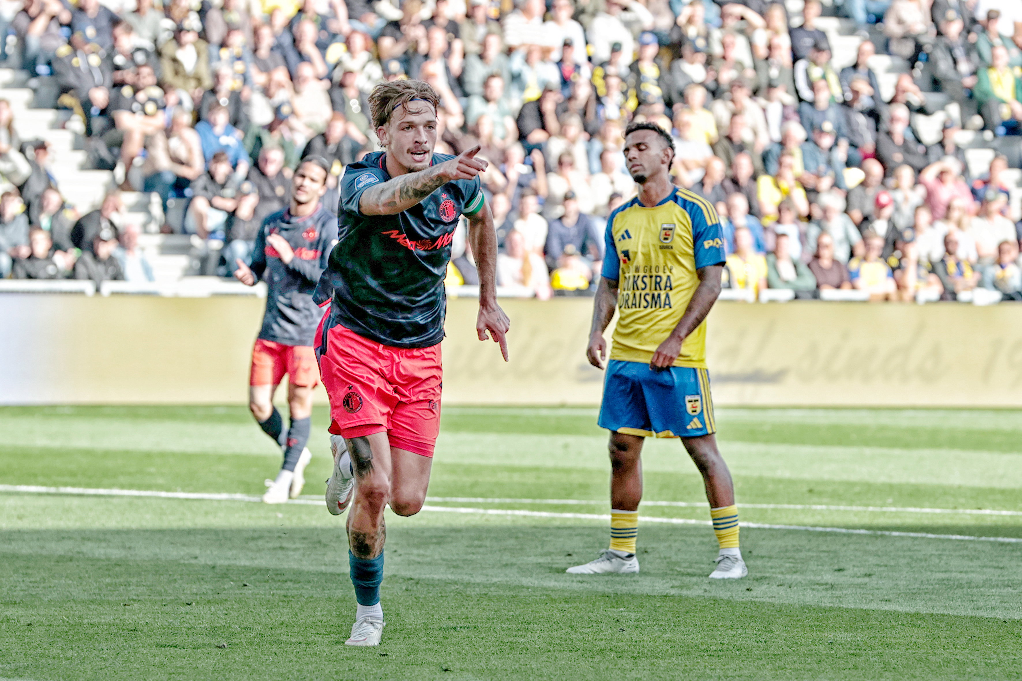 Luciano Valente juicht na zijn goal tegen SC Cambuur
