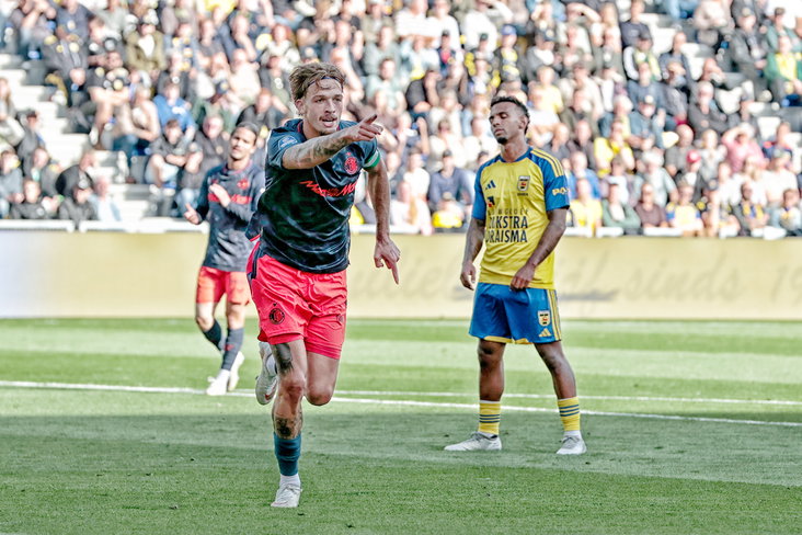Luciano Valente juicht na zijn goal tegen SC Cambuur