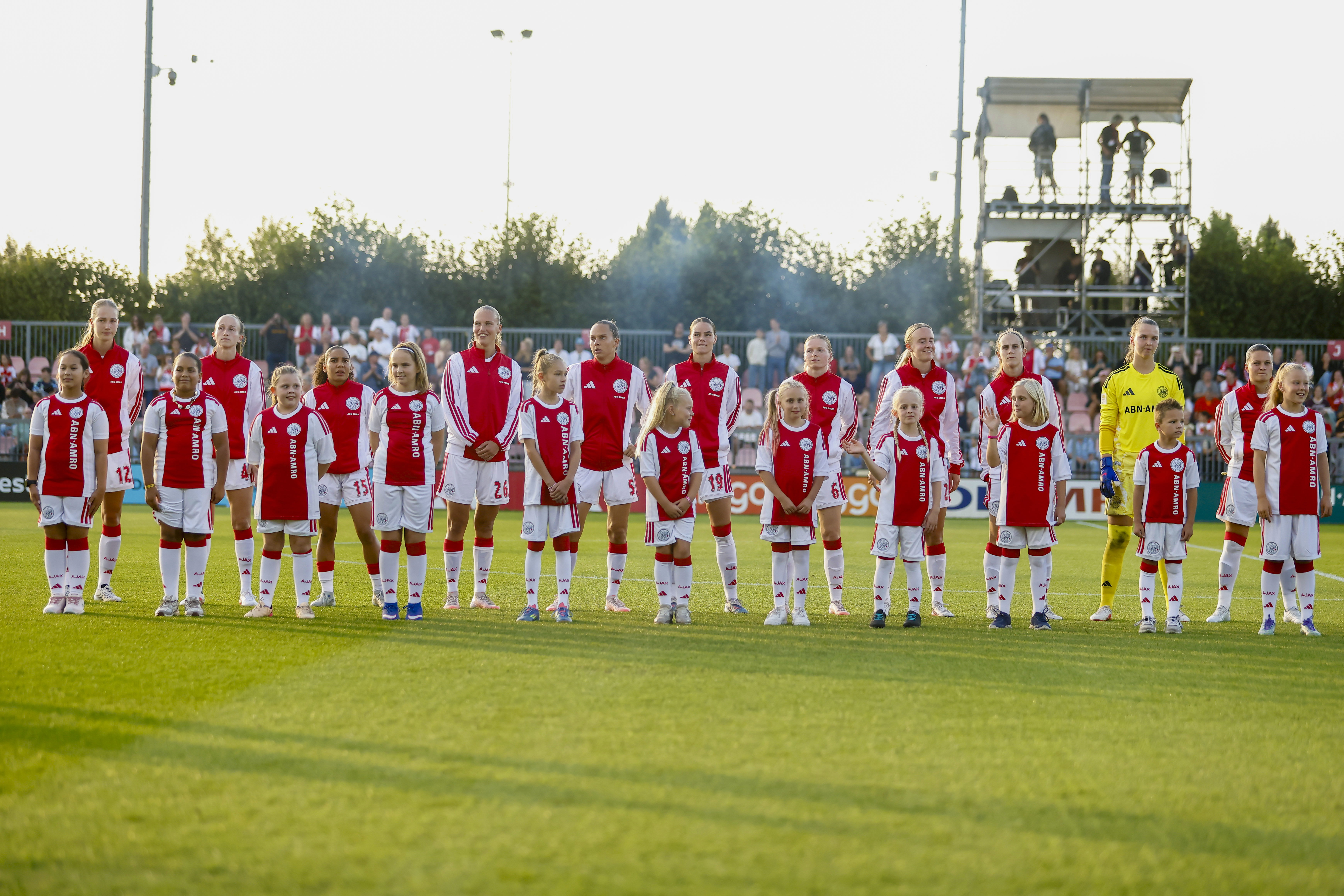 De speelsters van Ajax voor het duel met Real Madrid