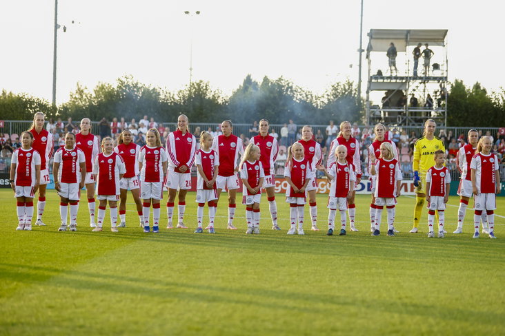 De speelsters van Ajax voor het duel met Real Madrid