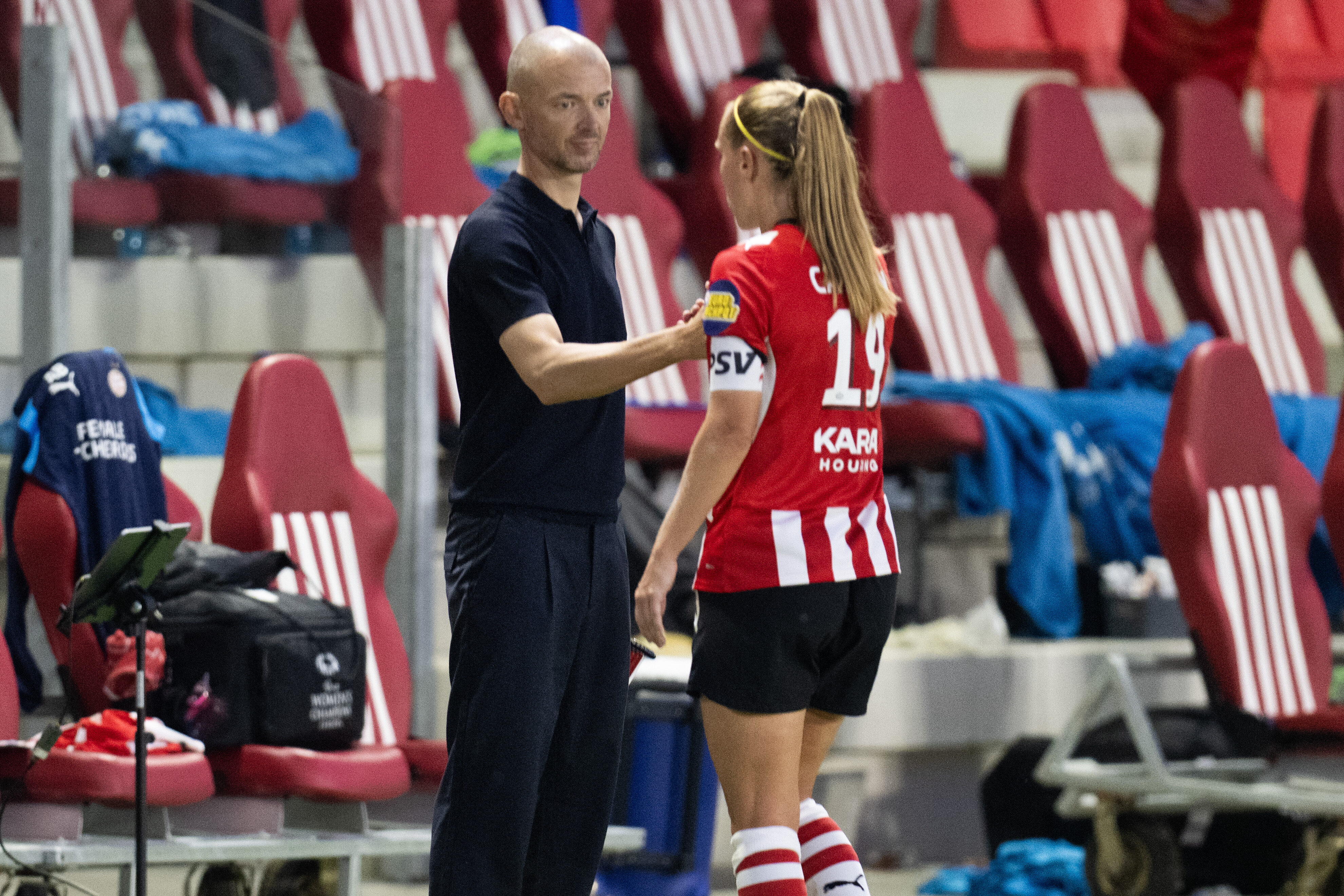 Kasper Kurland en PSV-captain Janice Cayman