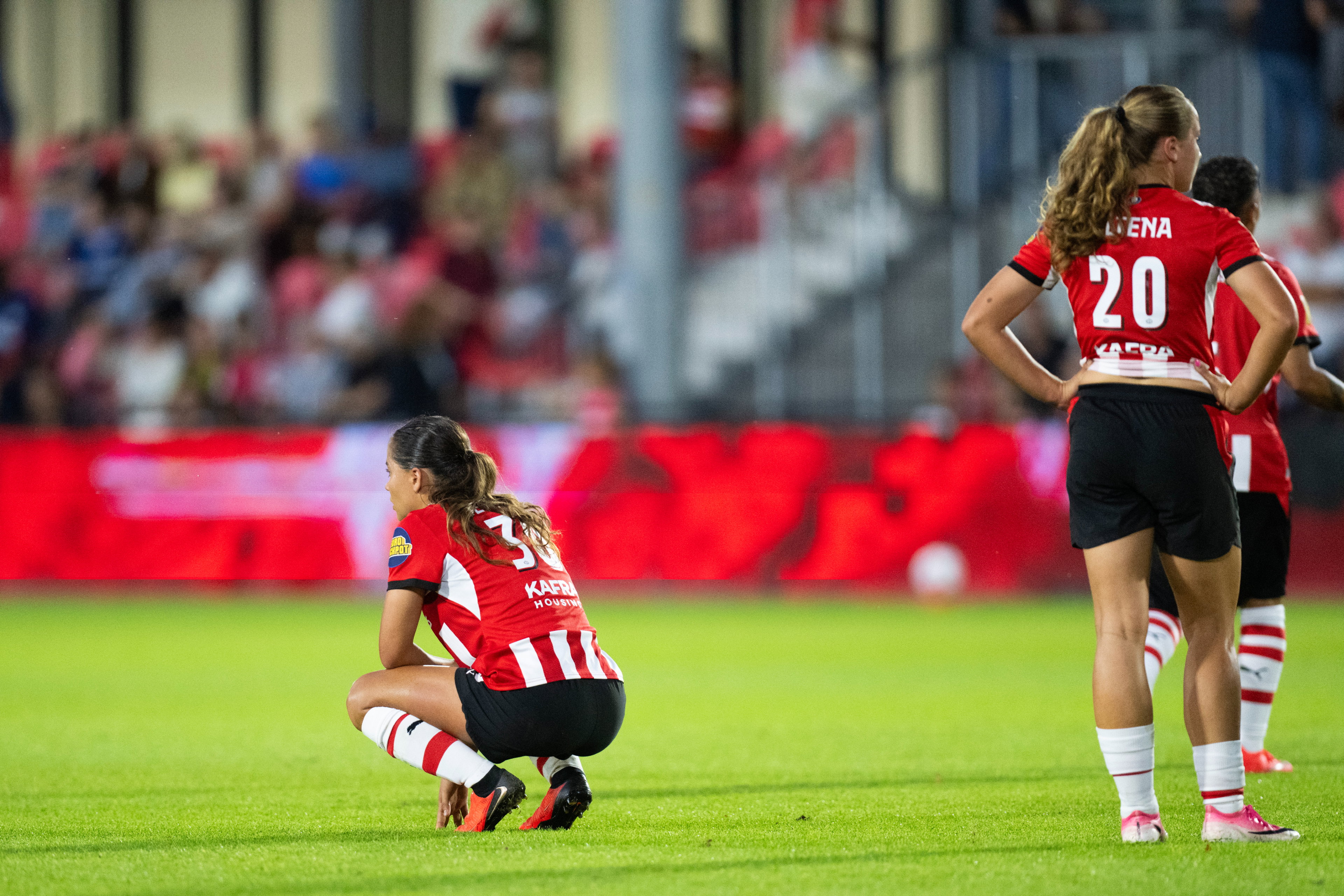 Rosalie Renfurm en Aymee Altena balen