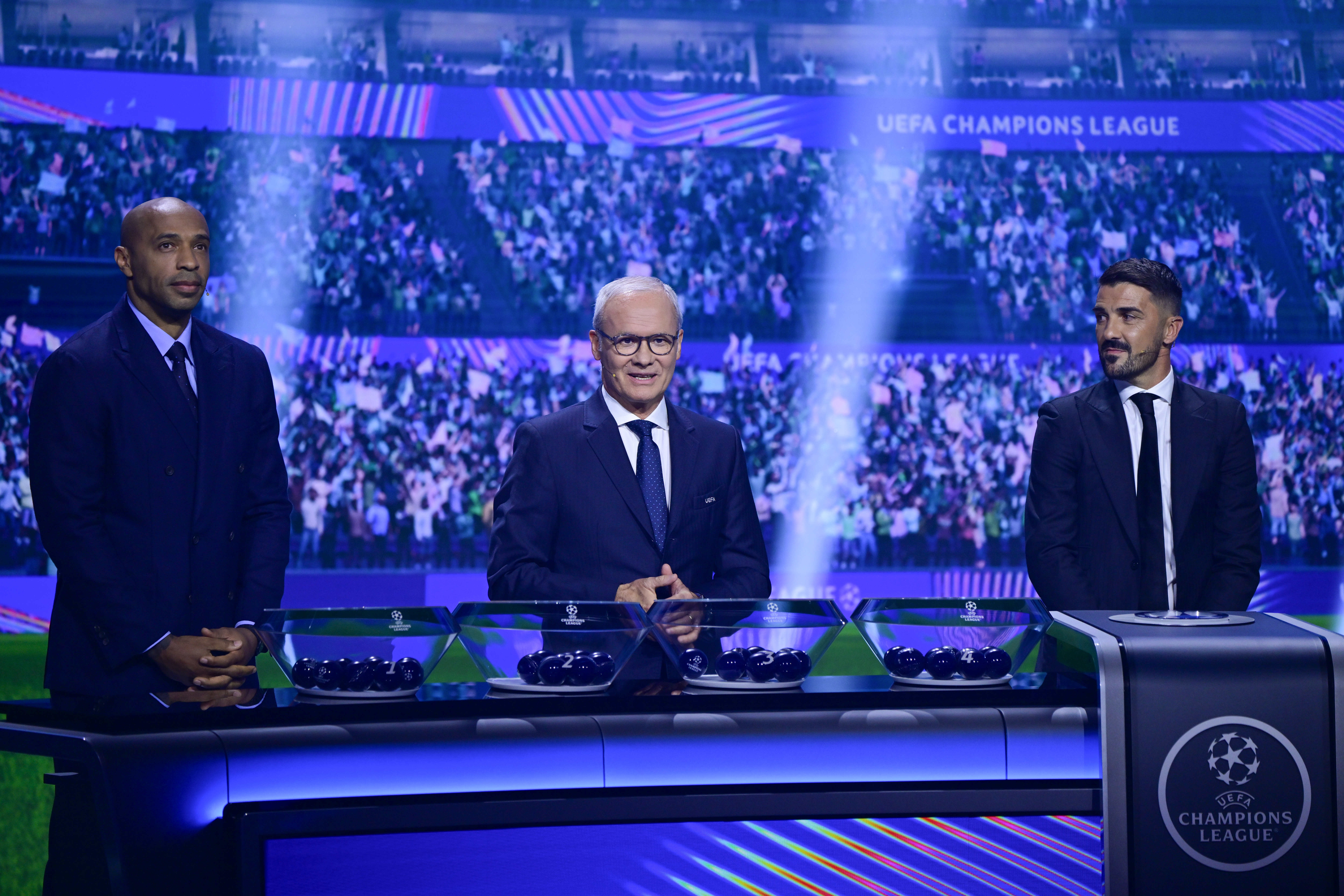 Thierry Henry en David Villa verrichtten de loting van de Champions League