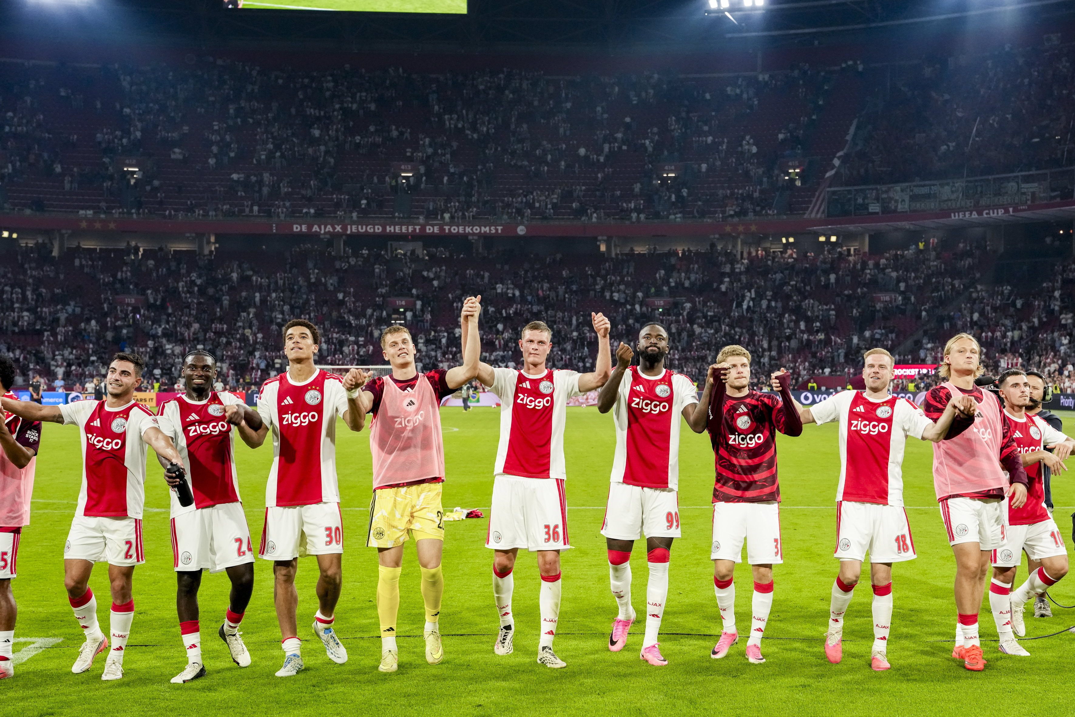 Ajax juicht
