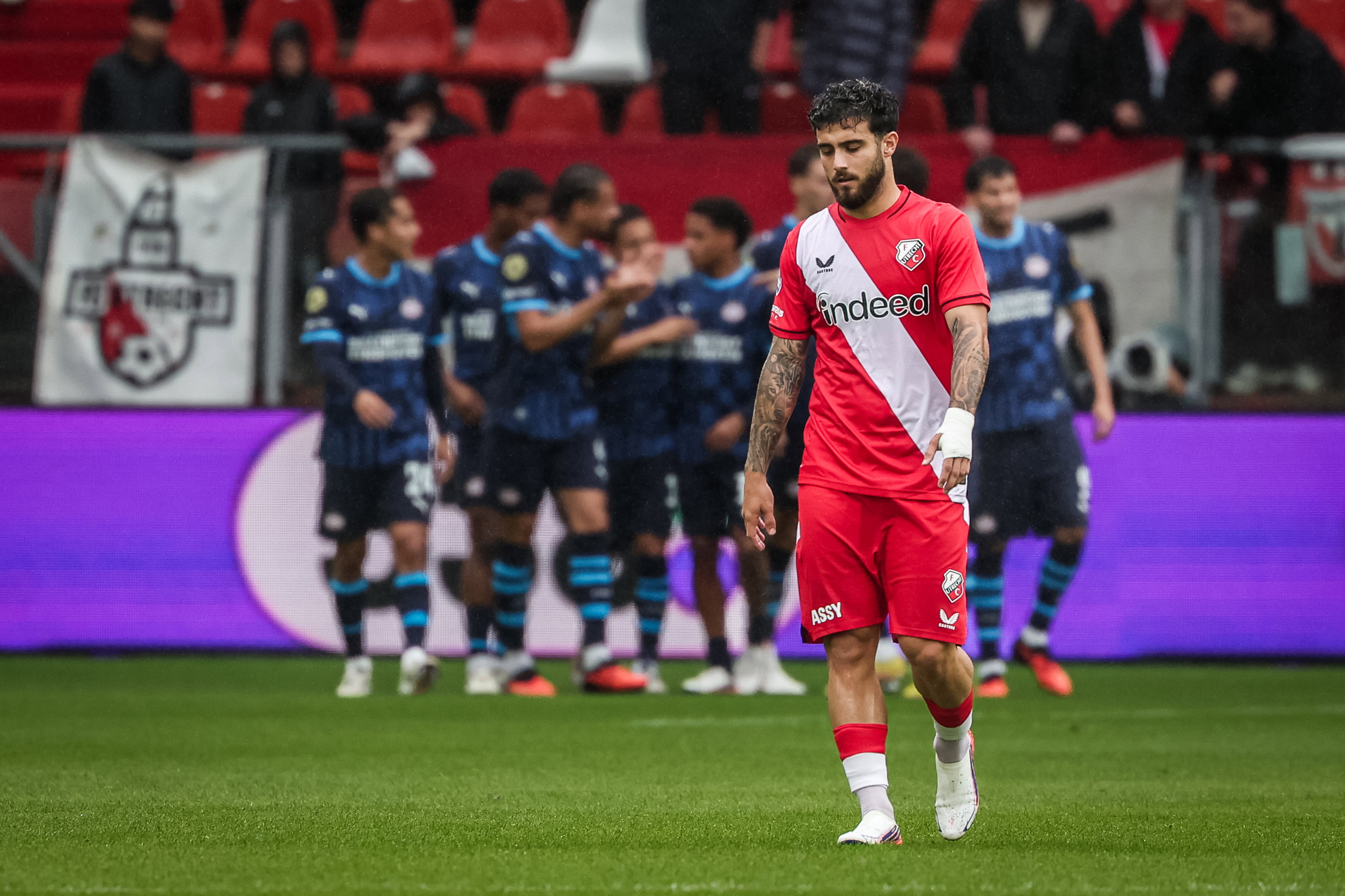 Ángel Alarcón baalt na een goal van PSV