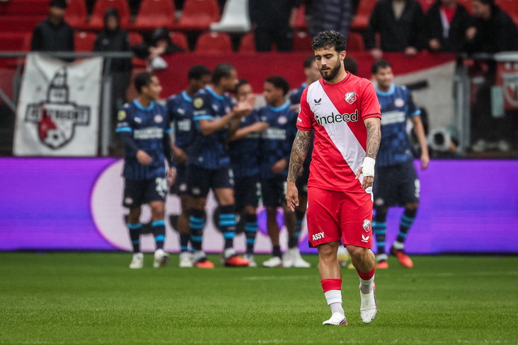 Ángel Alarcón baalt na een goal van PSV