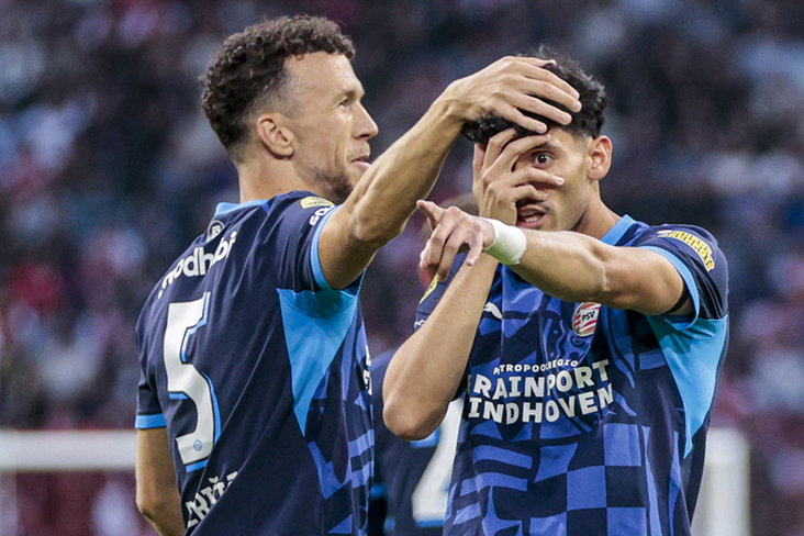 Ivan Perisic en Ricardo Pepi vieren de eerste treffer van PSV tegen Ajax